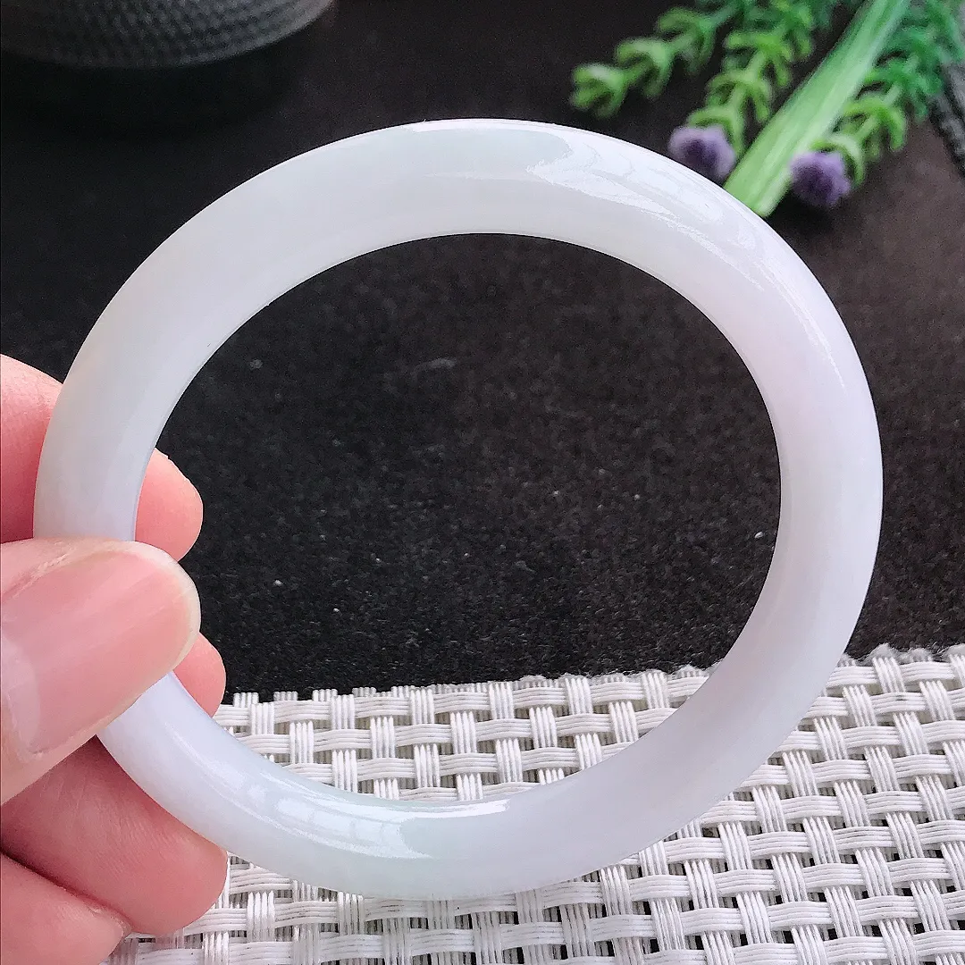 天然A货翡翠55.5/8.2/8.9老坑秀气冰润月光白圆条手镯玉手镯