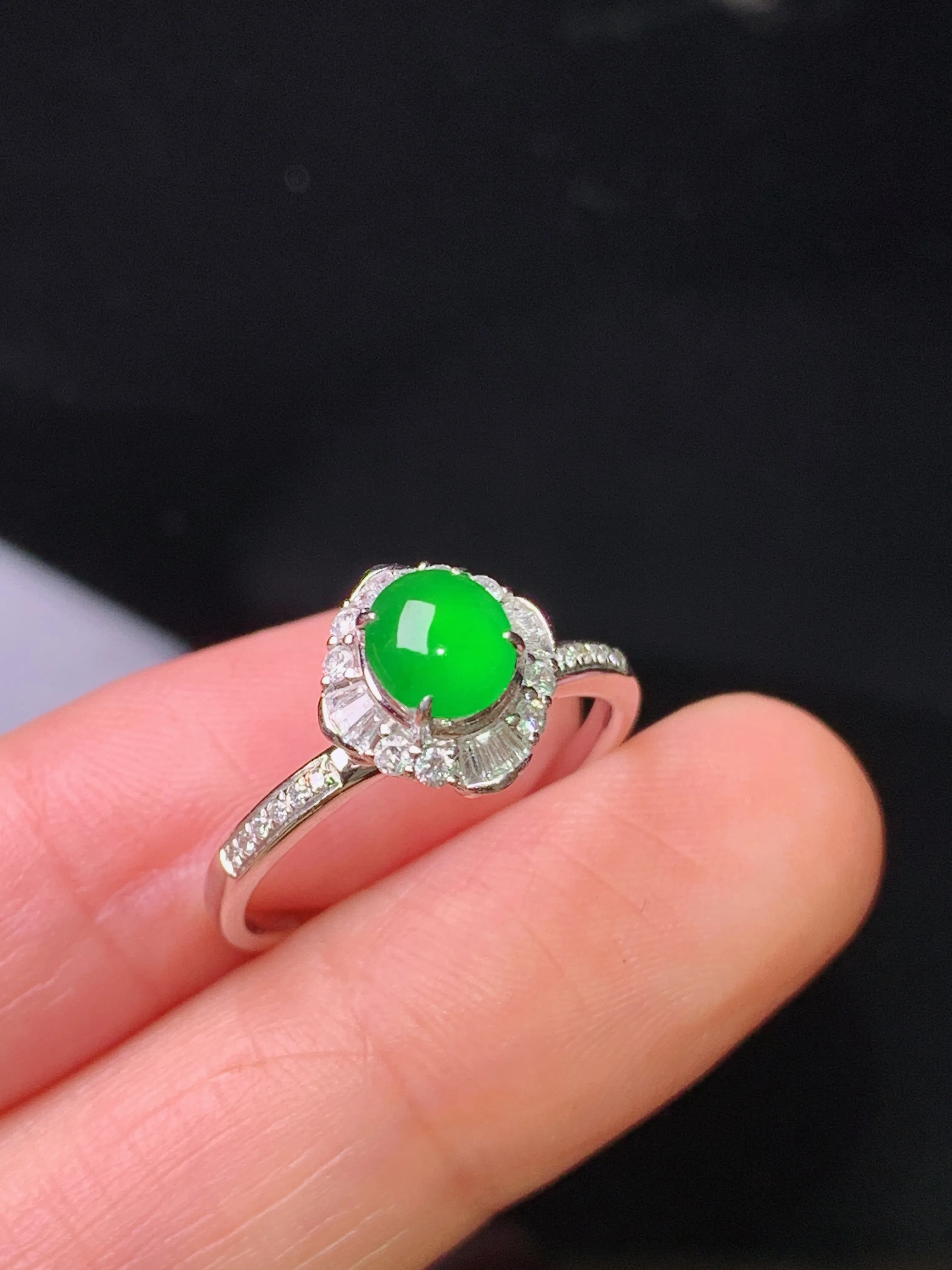 18k金钻镶嵌满绿蛋面戒指 玉质细腻 色泽艳丽清新 圈口14.5 整体尺寸10*9.3*9.3