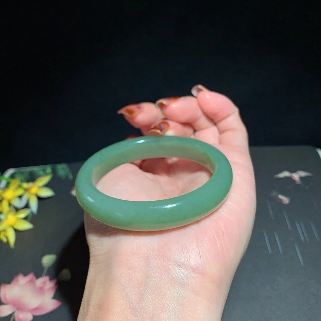 和田玉50.5圈口且末蓝手镯！圈口50.5宽11.5玉质细腻油润 底色纯净 无裂无杂 脂粉好，品质高。