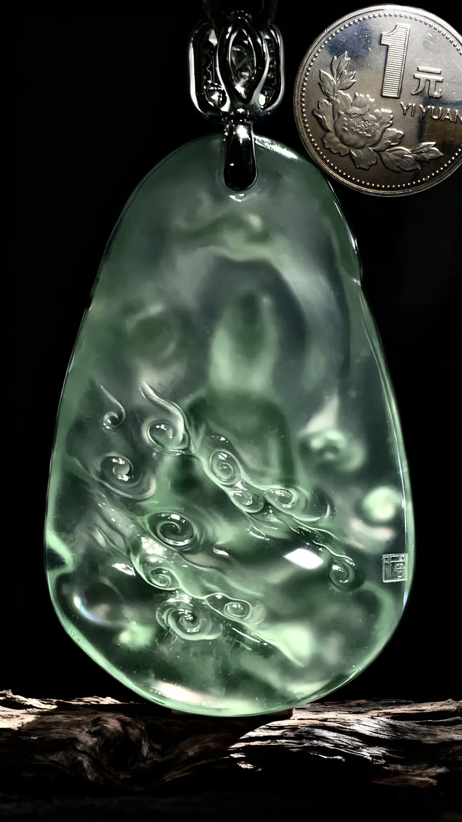 【观自在】，观音菩萨，
臻奇玉雕艺术。
玻璃种翡翠稀有料子。
作品裸石61.5-39.5-9mm，
18K金，南非钻，39.03g，