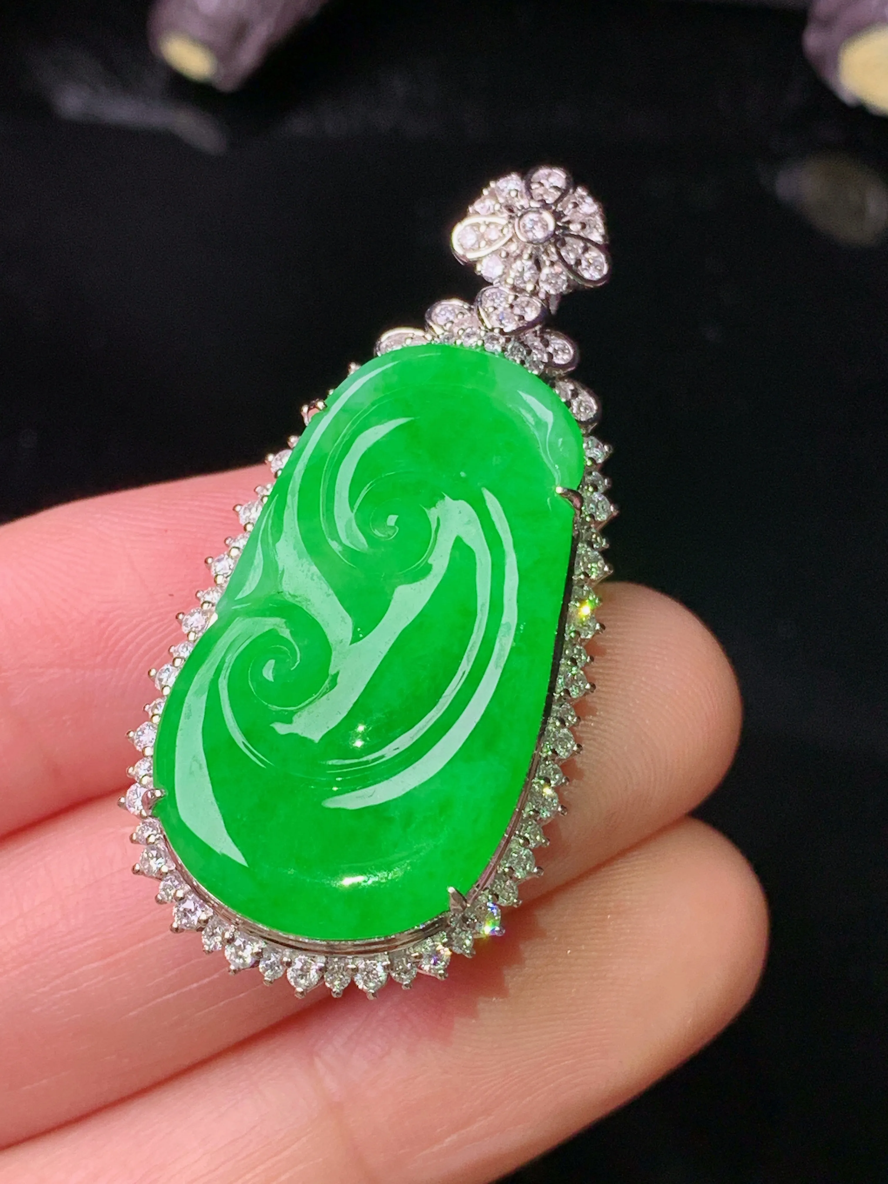 18k金钻镶嵌满绿如意吊坠 玉质细腻 色泽艳丽清新 整体尺寸42.2*20.3*10.5