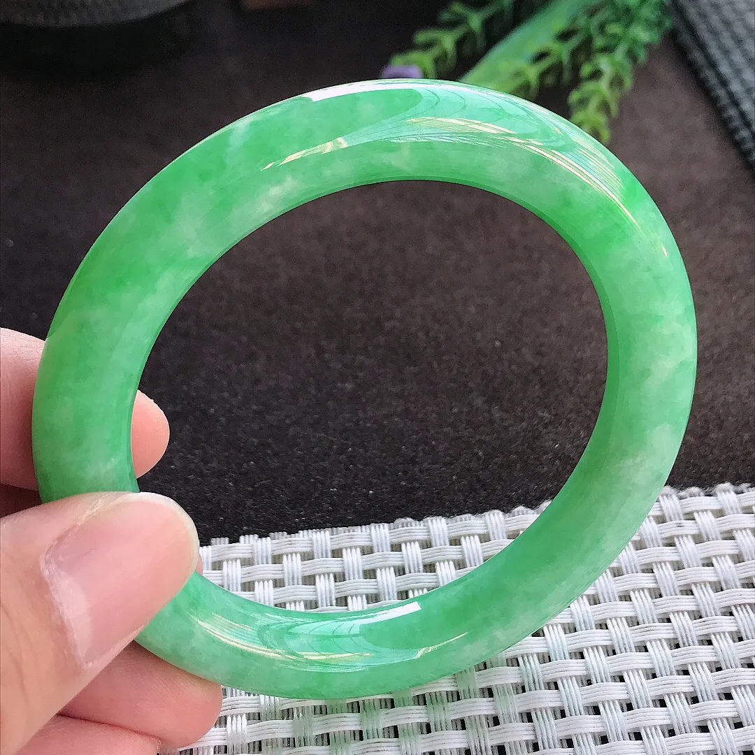 天然A货翡翠56/10.4/9.9老坑精美满绿阳绿圆条手镯玉手镯