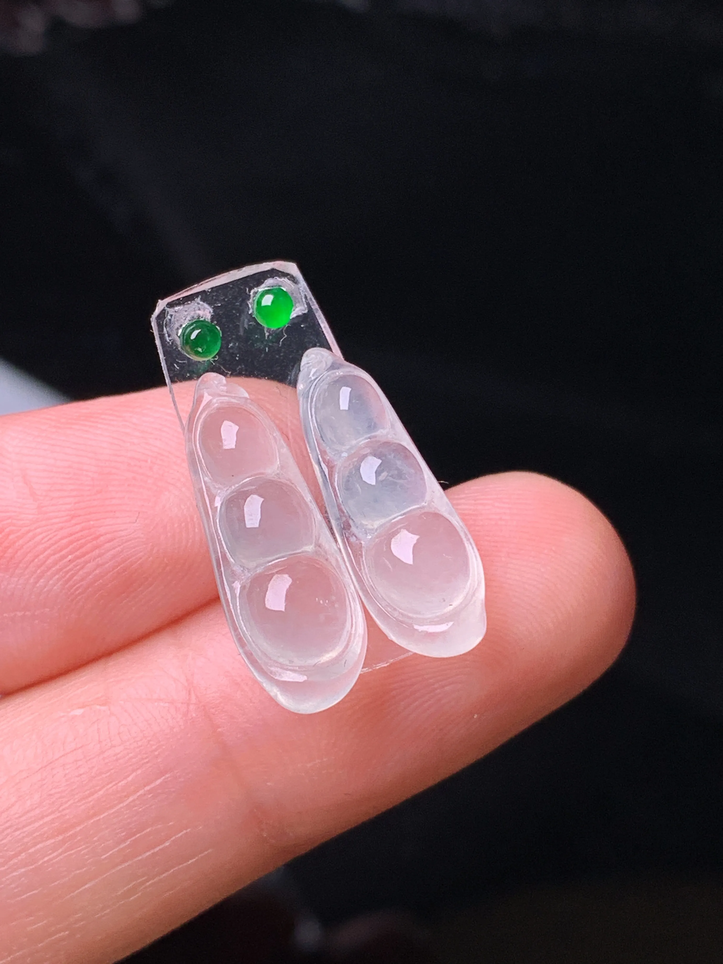 镶嵌款 冰种四季豆吊坠 玉质细腻 色泽艳丽清新 整体尺寸17.7*6.8*3.8