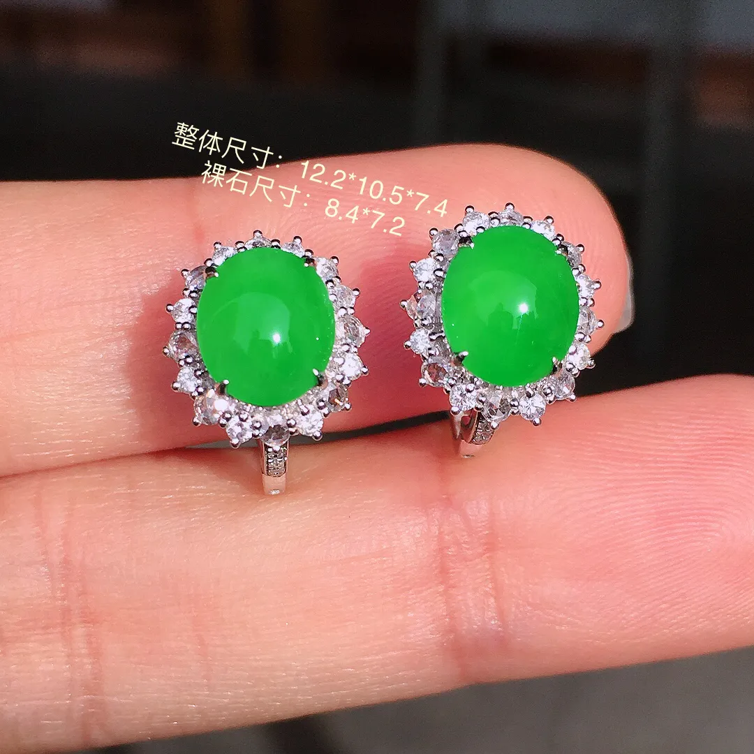 阳绿蛋面耳钉，色泽均匀艳丽，玉质细腻，荧光感超
强，饱满圆润，尽显优雅气质，18k
金豪华镶嵌