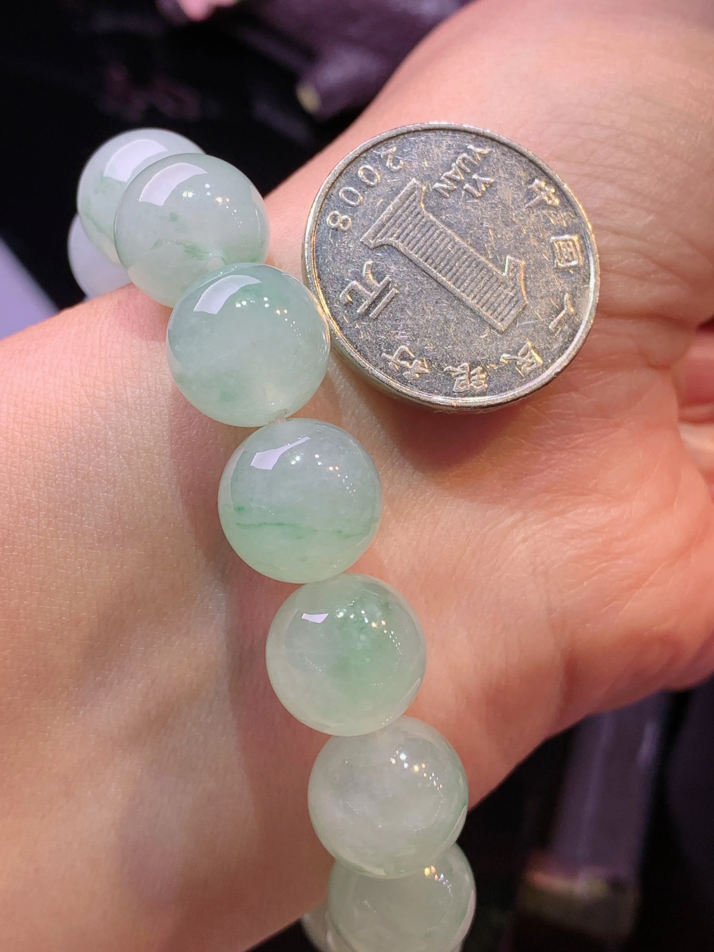 飘绿圆珠手链 玉质细腻 色泽艳丽清新 整体尺寸12.3