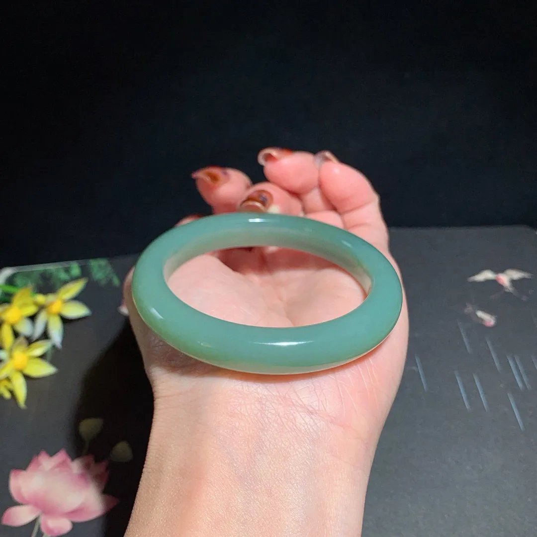 和田玉53圈口且末蓝手镯！玉质细腻油润 底色纯净 无裂无杂 脂粉好，品质高。