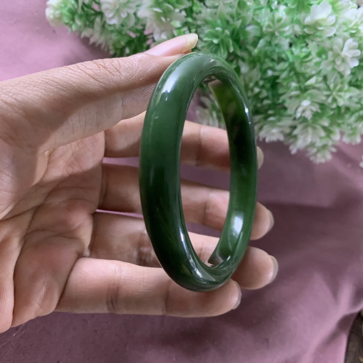 和田玉碧玉54圈口菠菜绿手镯！圈口54宽11.6重39.9克，玉质细腻油润 底色纯净 无裂无杂 脂粉好，品质好。