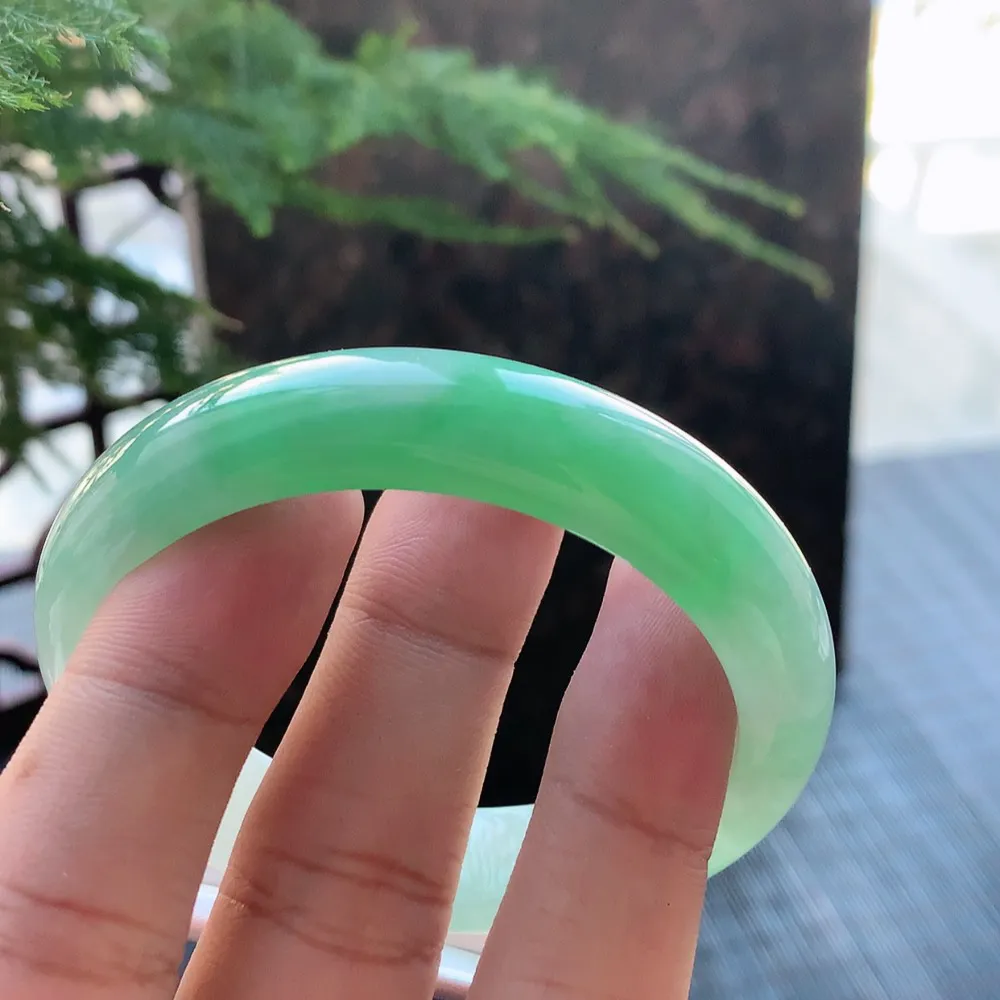 贵妃冰糯阳绿 无瑕 尺寸:55.4/12.1/7.2 色好