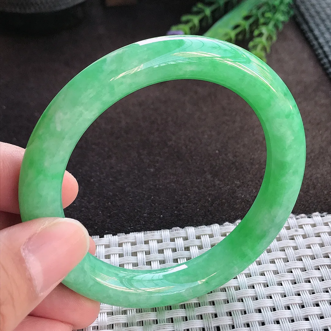 天然A货翡翠56/10.4/9.9老坑精美满绿阳绿圆条手镯玉手镯