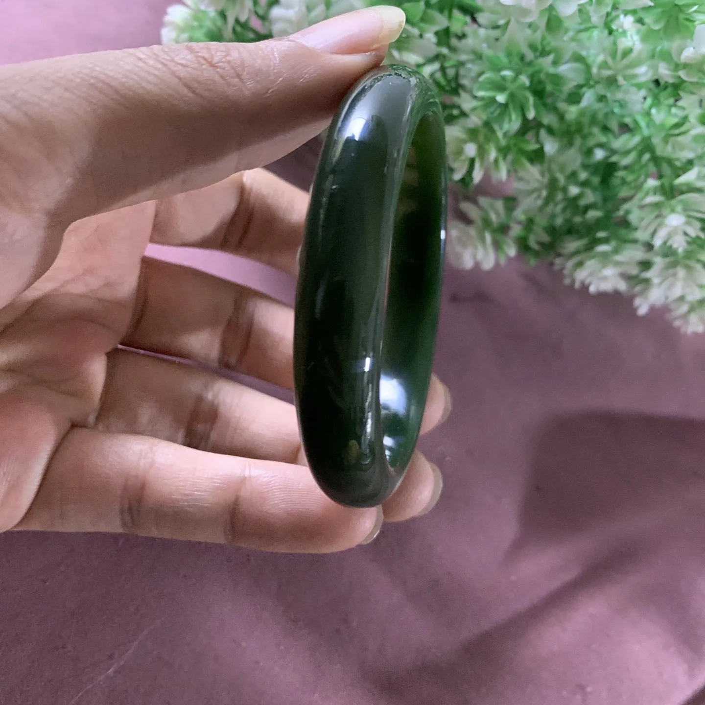 和田玉碧玉56圈口菠菜绿手镯！玉质细腻油润 底色纯净 无裂无杂 脂粉好，品质好。