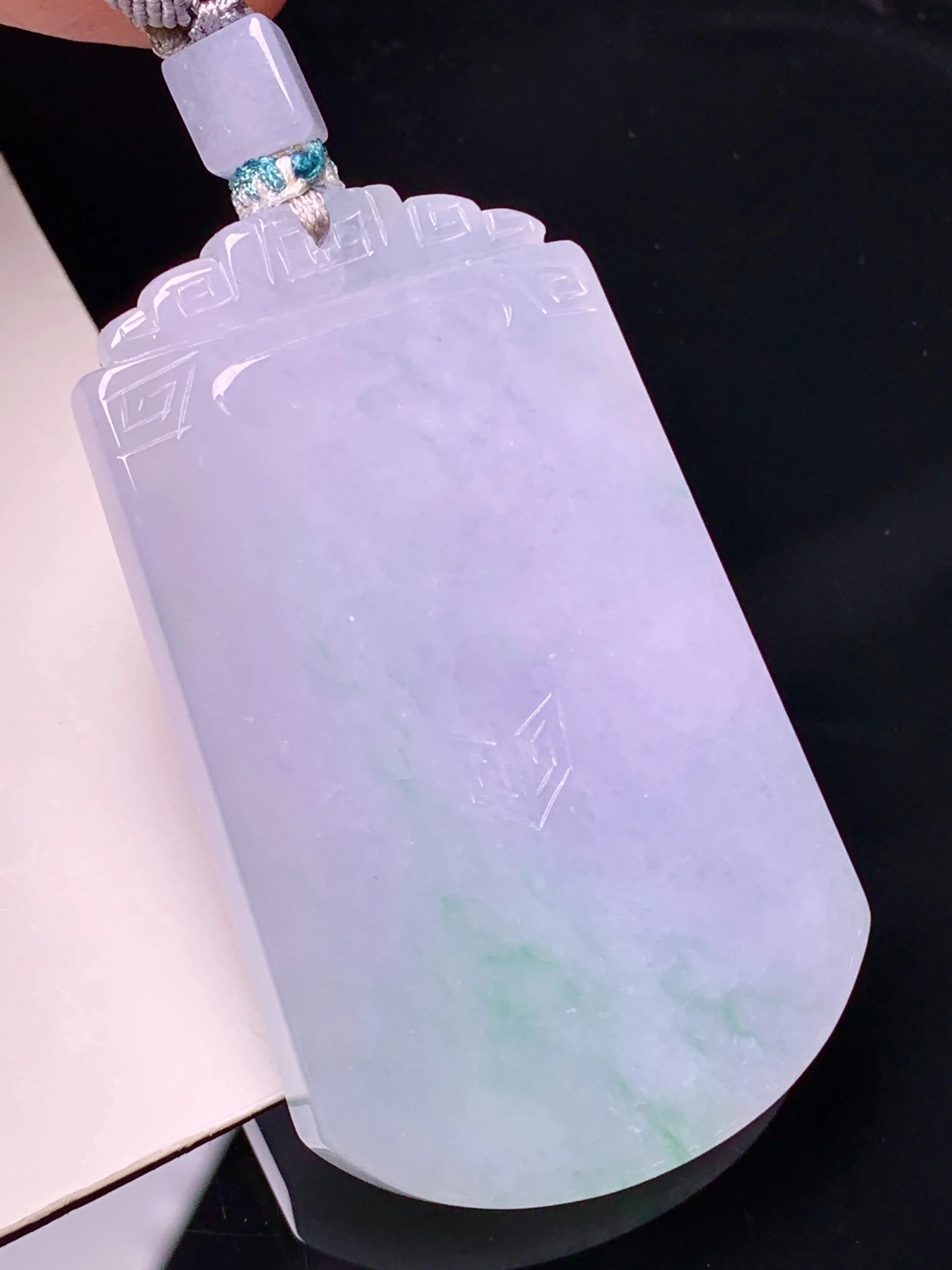 飘绿无事牌吊坠 玉质细腻 色泽艳丽清新 整体尺寸55.6*33.7*6.7