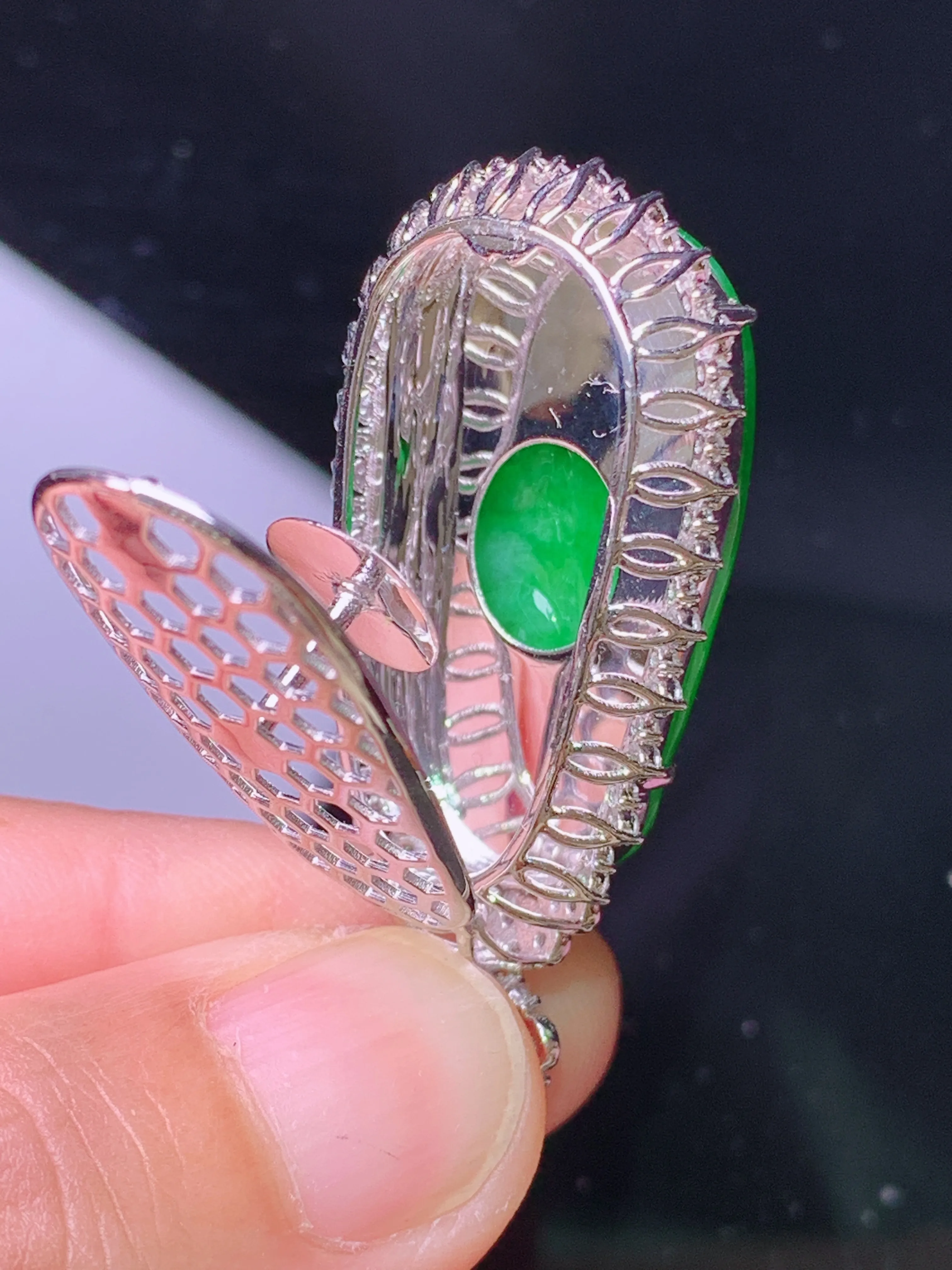 18k金钻镶嵌满绿如意吊坠 玉质细腻 色泽艳丽清新 整体尺寸42.2*20.3*10.5