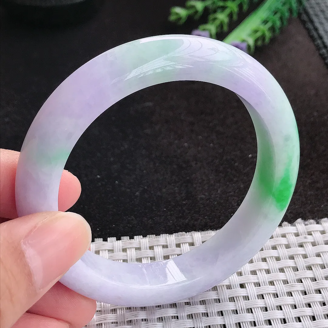 天然A货翡翠56.3/12.2/9.1老坑精美辣阳绿春带彩手镯宽边玉手镯