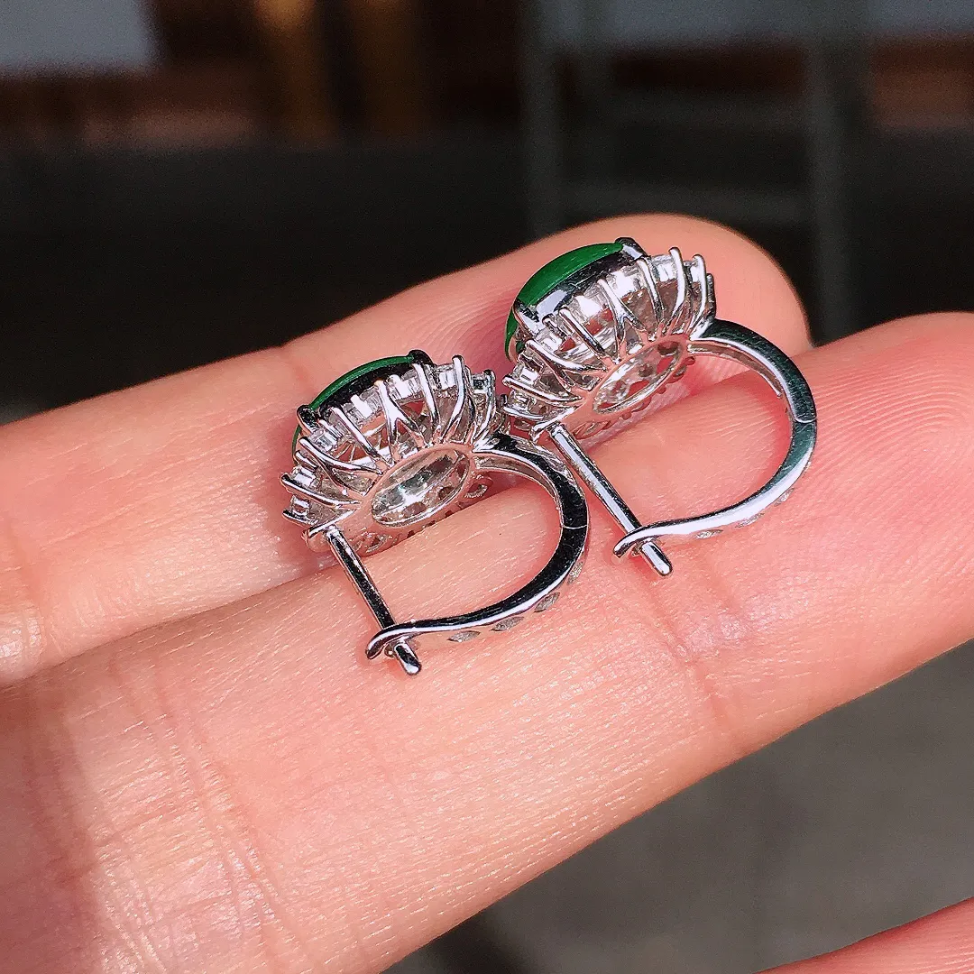 阳绿蛋面耳钉，色泽均匀艳丽，玉质细腻，荧光感超
强，饱满圆润，尽显优雅气质，18k
金豪华镶嵌