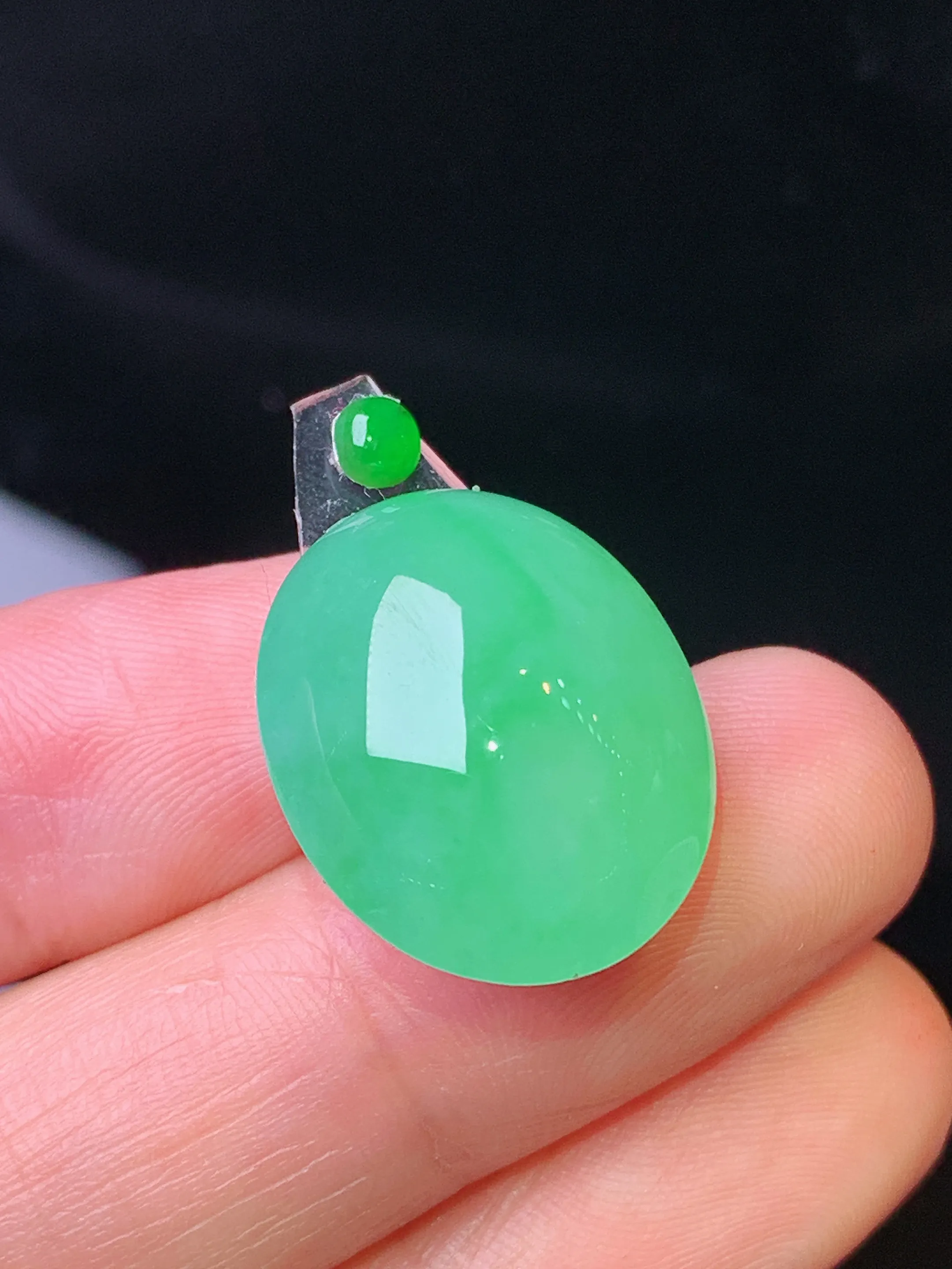 镶嵌款 翠绿蛋面吊坠 玉质细腻 色泽艳丽清新 整体尺寸19.6*16*8.5
