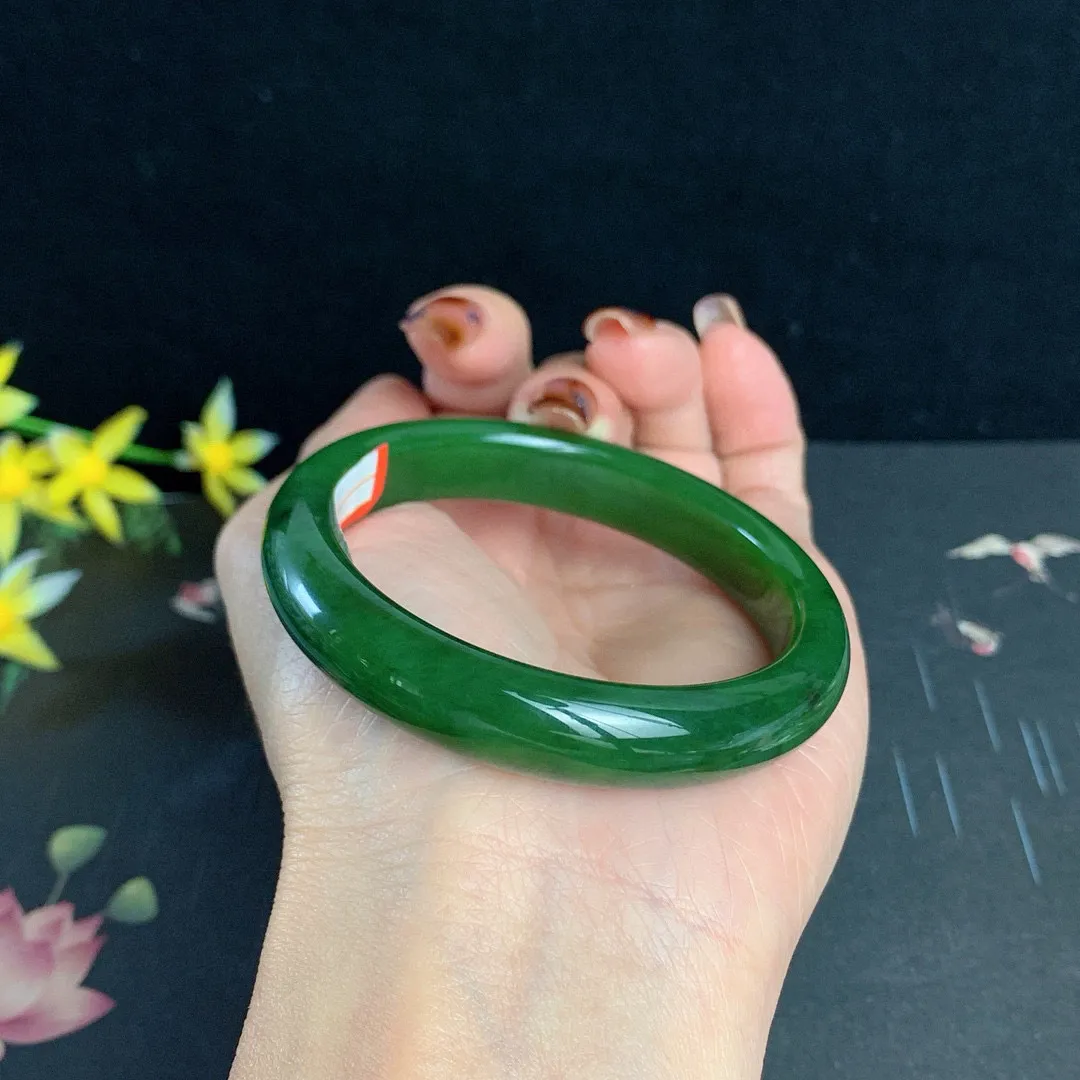 和田玉53圈口菠菜绿碧玉手镯！玉质细腻油润 底色纯净 无裂无棉 脂粉好，品质高