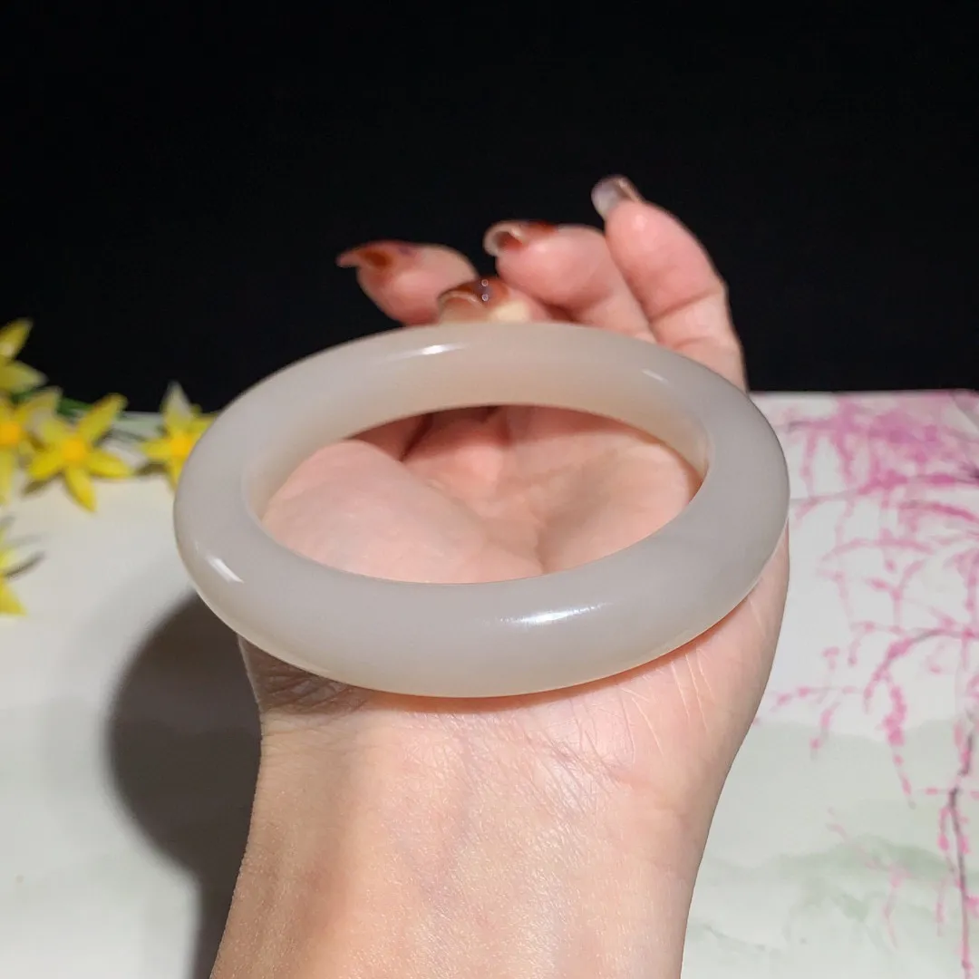 和田玉59圈口藕粉色手镯！玉质细腻油润 底色纯净 无裂无杂 脂粉好，品质好