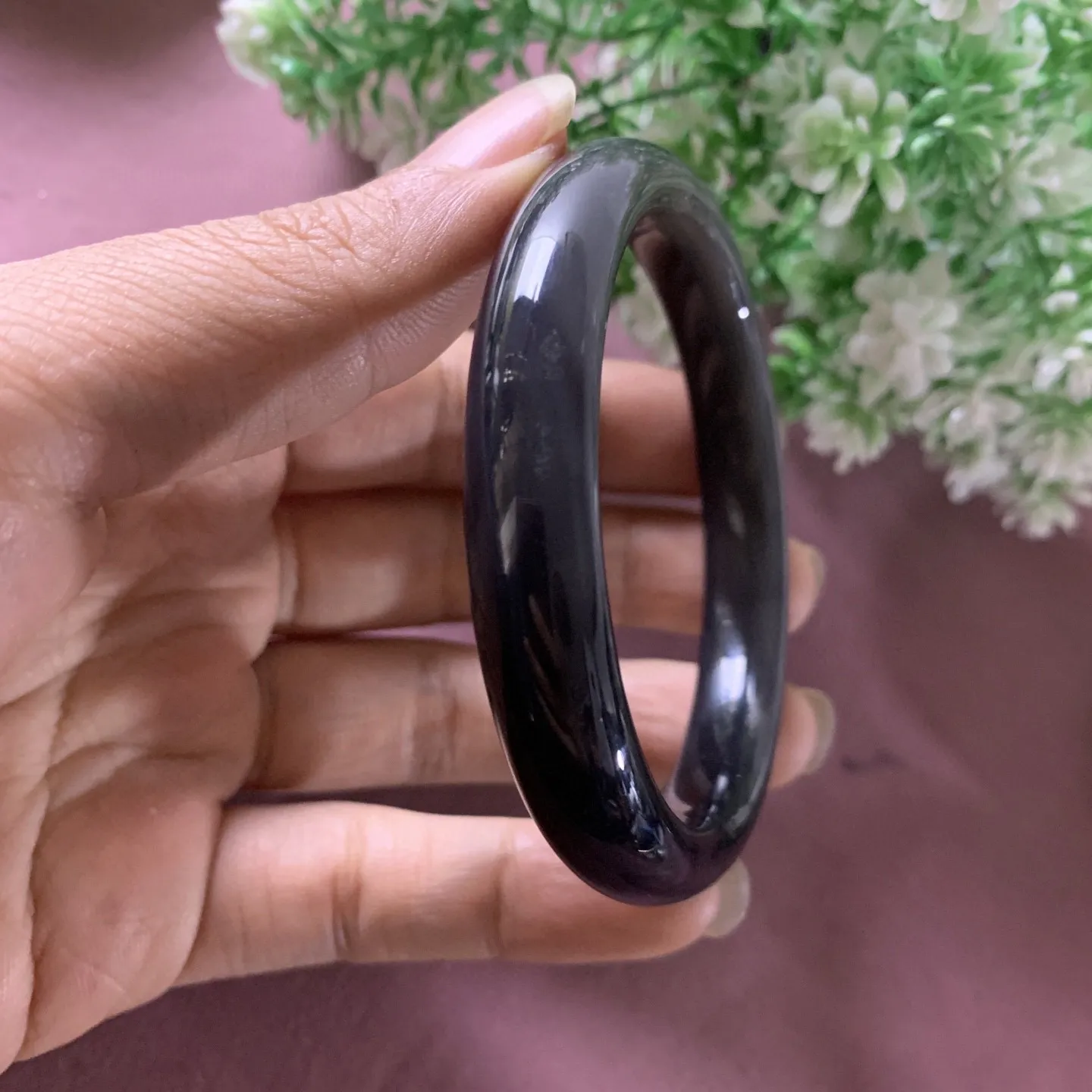 和田玉60圈口紫罗兰手镯，玉质特细腻油润，高脂粉，高品质，萦绕腕间时，古韵不失时尚，素雅不失品味，细