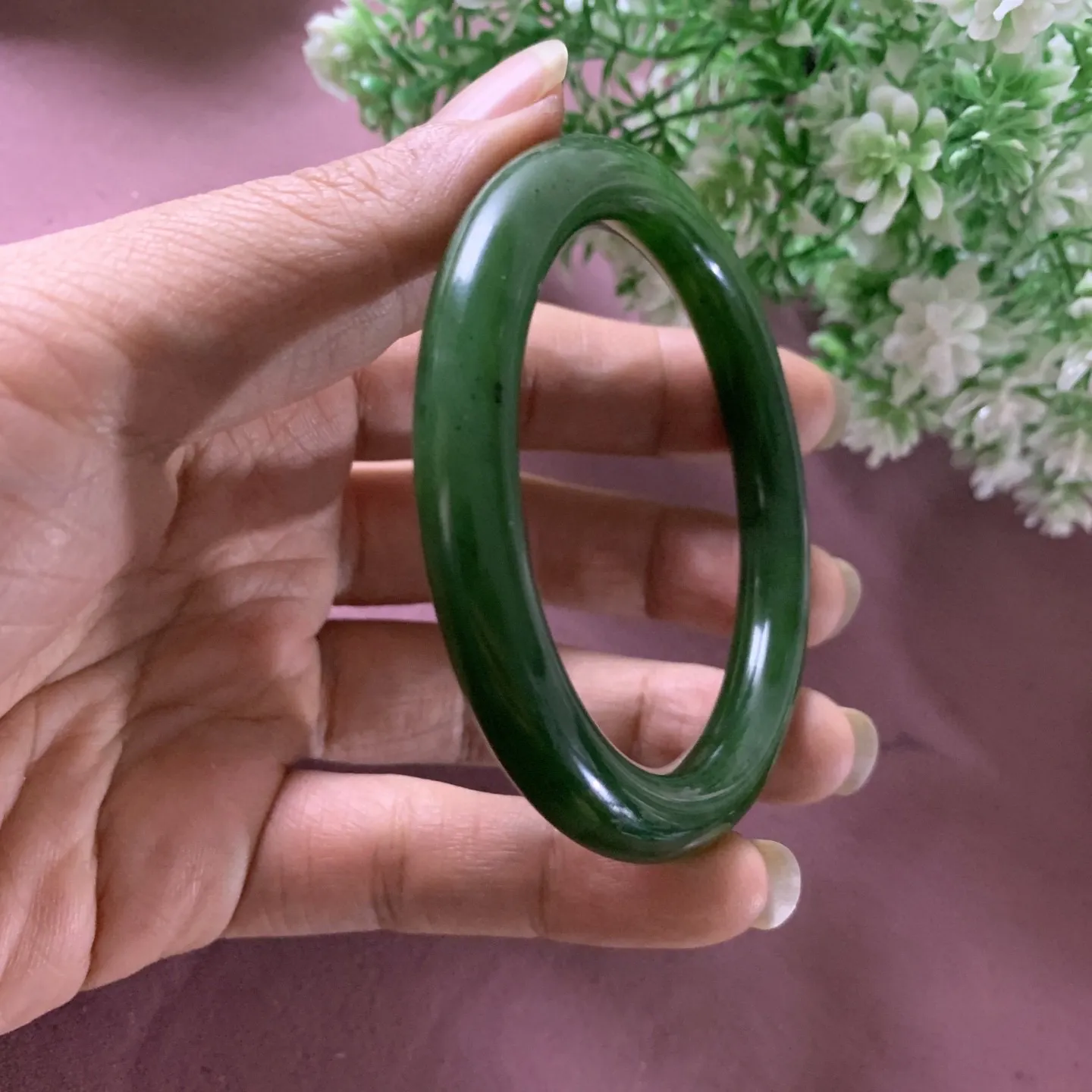 和田玉碧玉56圈口阳绿色圆条手镯，圈口56宽9.2玉质特细腻油润，高脂粉，高品质，萦绕腕间时，古韵不失时尚，素雅不失品味，细腻光滑的触感，使人沉醉，气质高雅。