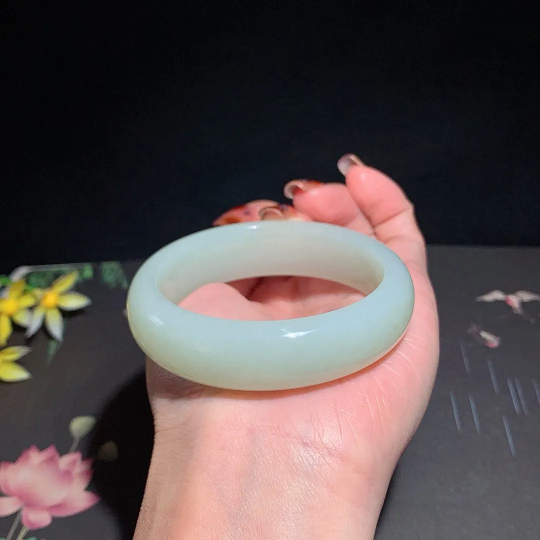 和田玉55圈口且末蓝手镯！玉质细腻油润 底色纯净 无裂无杂 脂粉好，品质高。