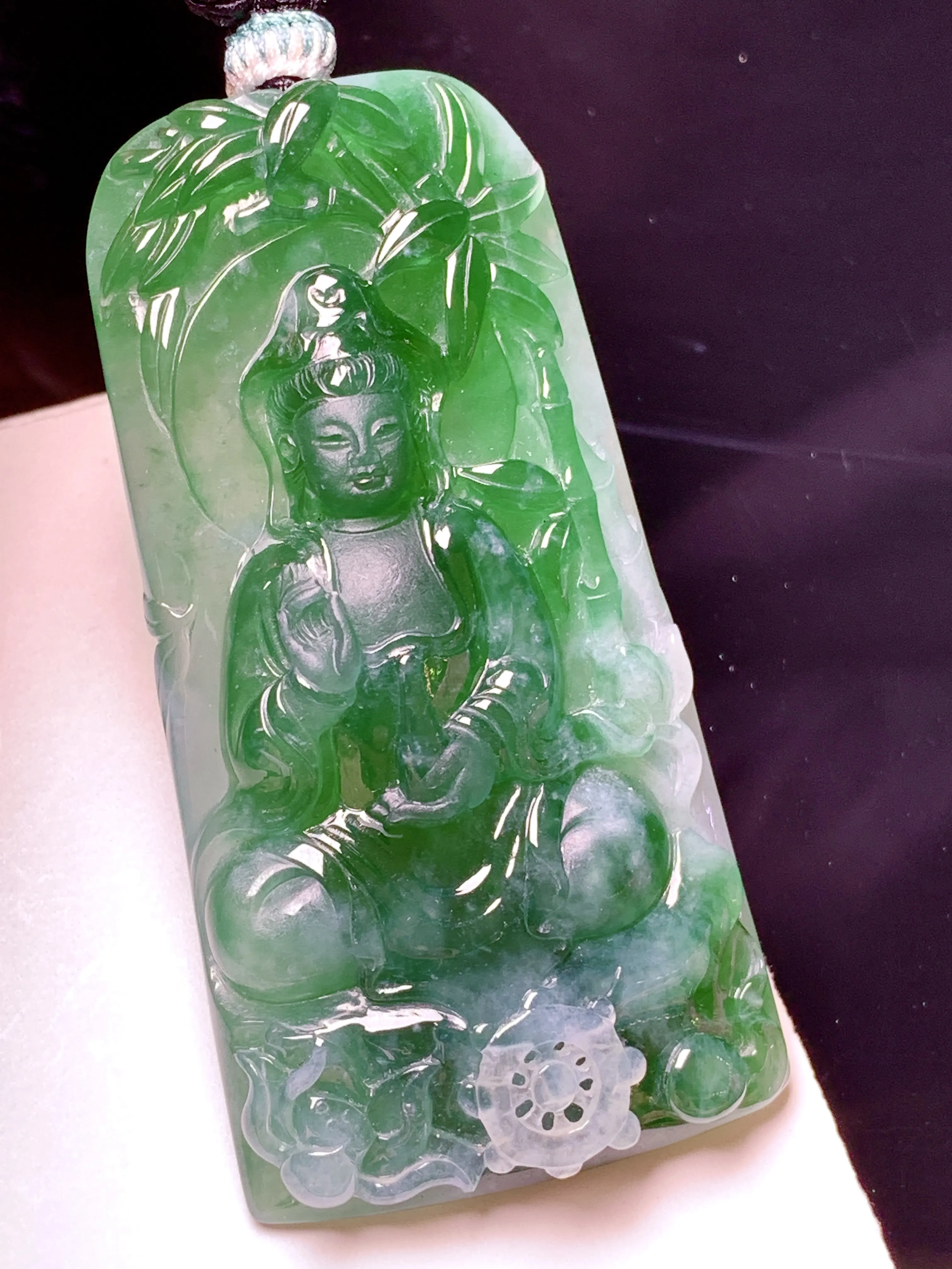飘绿观音菩萨吊坠 玉质细腻 色泽艳丽清新 整体尺寸59.5*30.2*9.8