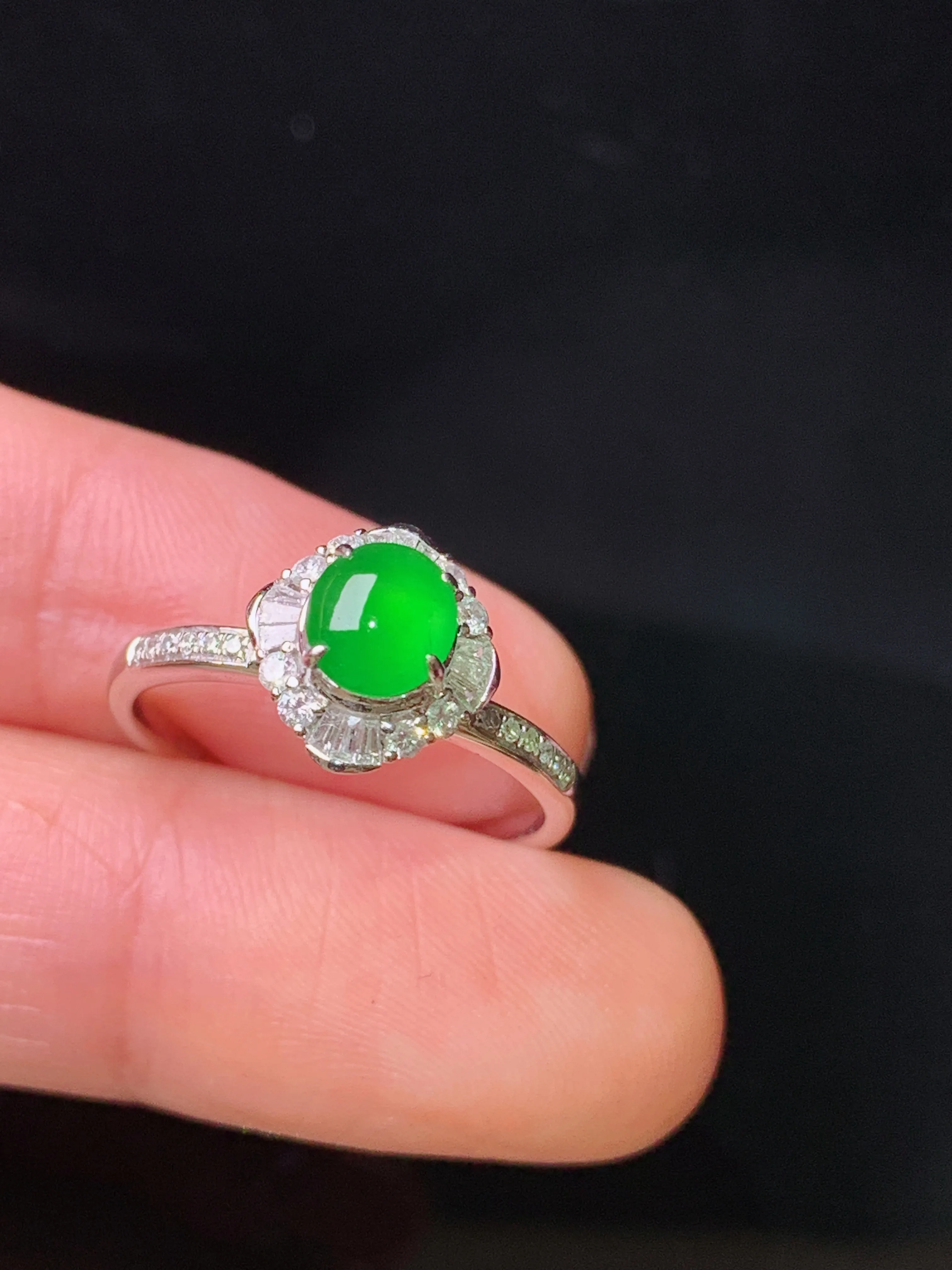 18k金钻镶嵌满绿蛋面戒指 玉质细腻 色泽艳丽清新 圈口14.5 整体尺寸10*9.3*9.3