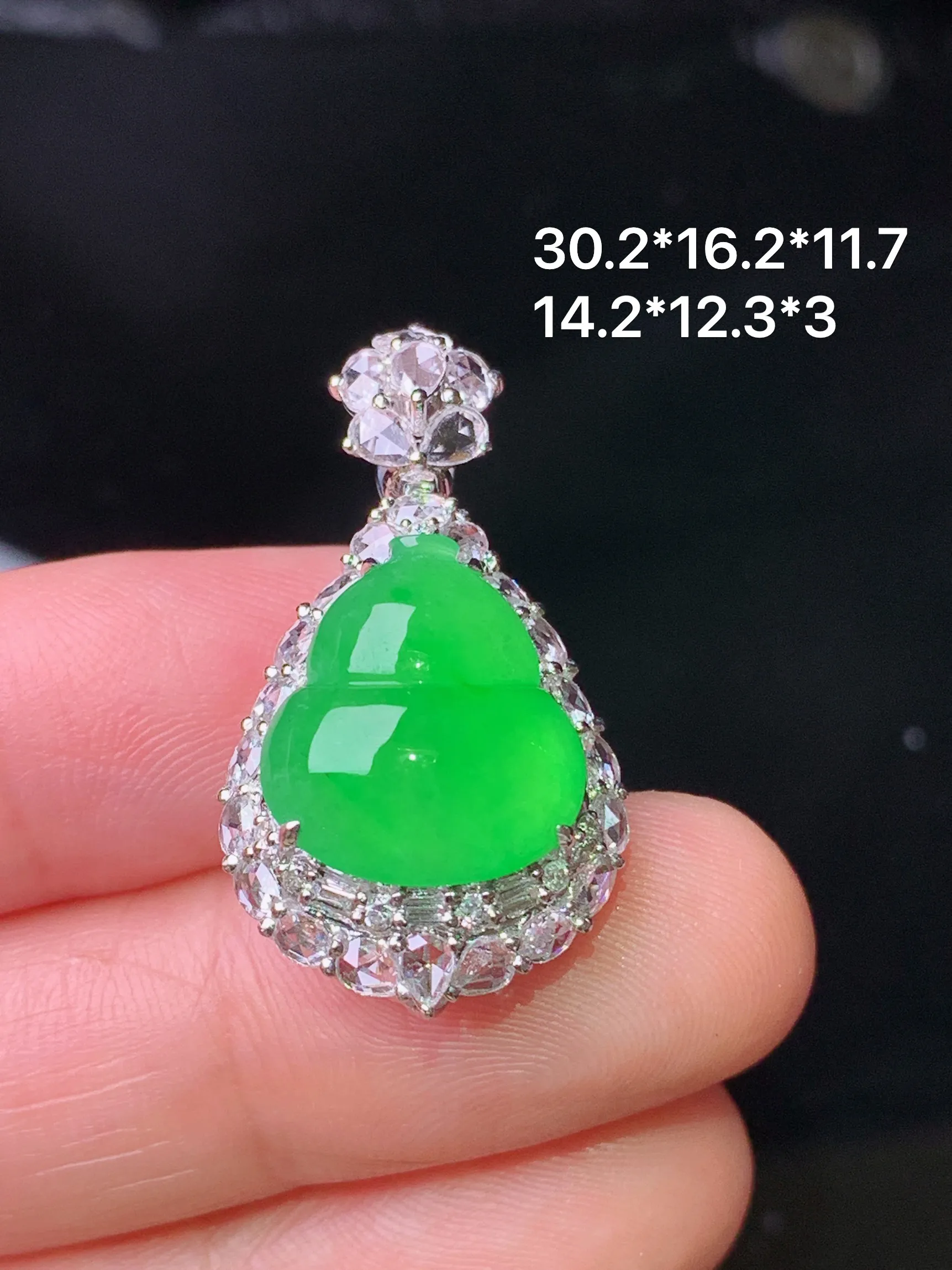 18k金钻镶嵌满绿葫芦吊坠 玉质细腻 色泽艳丽清新 整体尺寸30.2*16.2*11.7