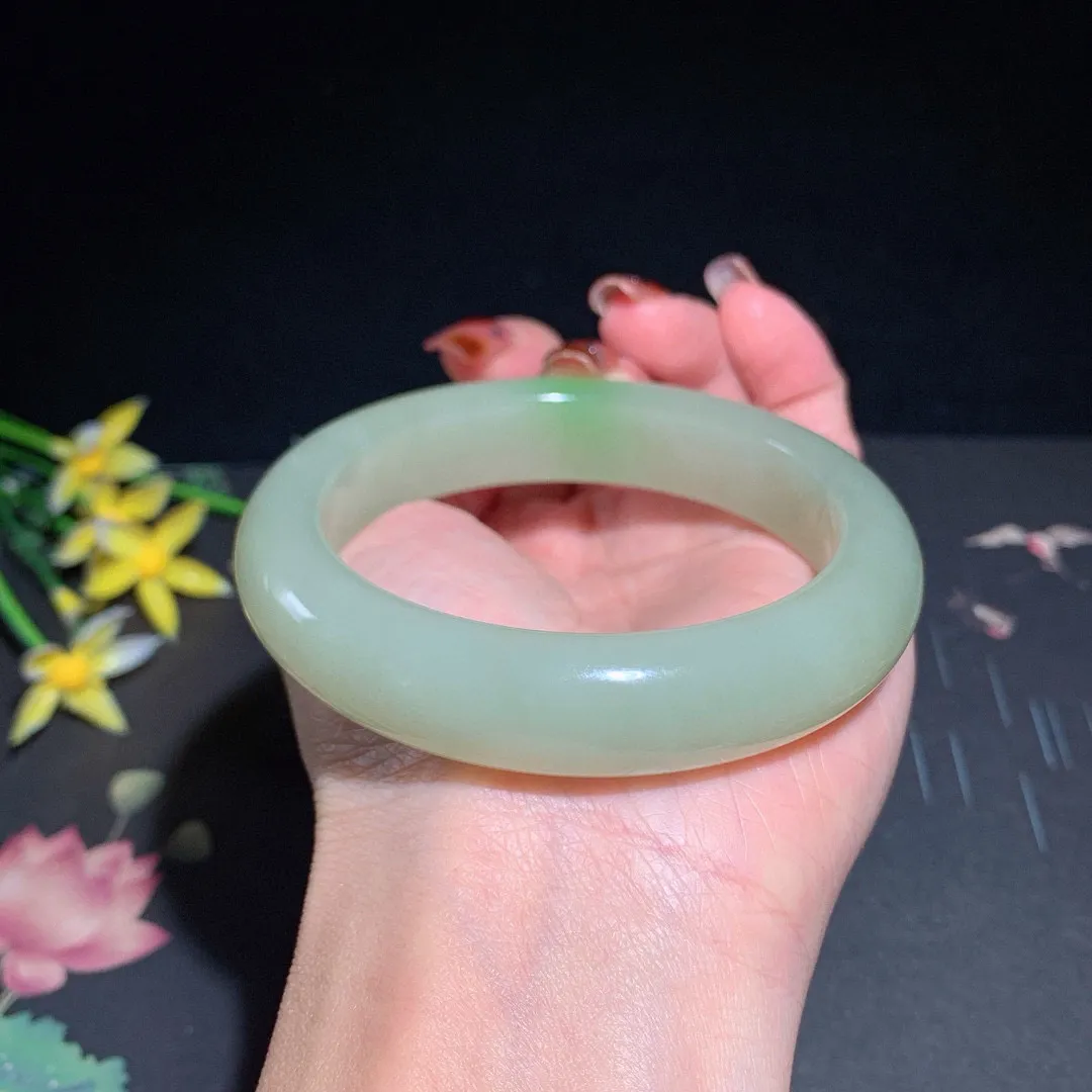 土豪款，和田玉59圈口翠青手镯！玉质细腻油润 底色纯净 无裂无杂 脂粉好，品质高