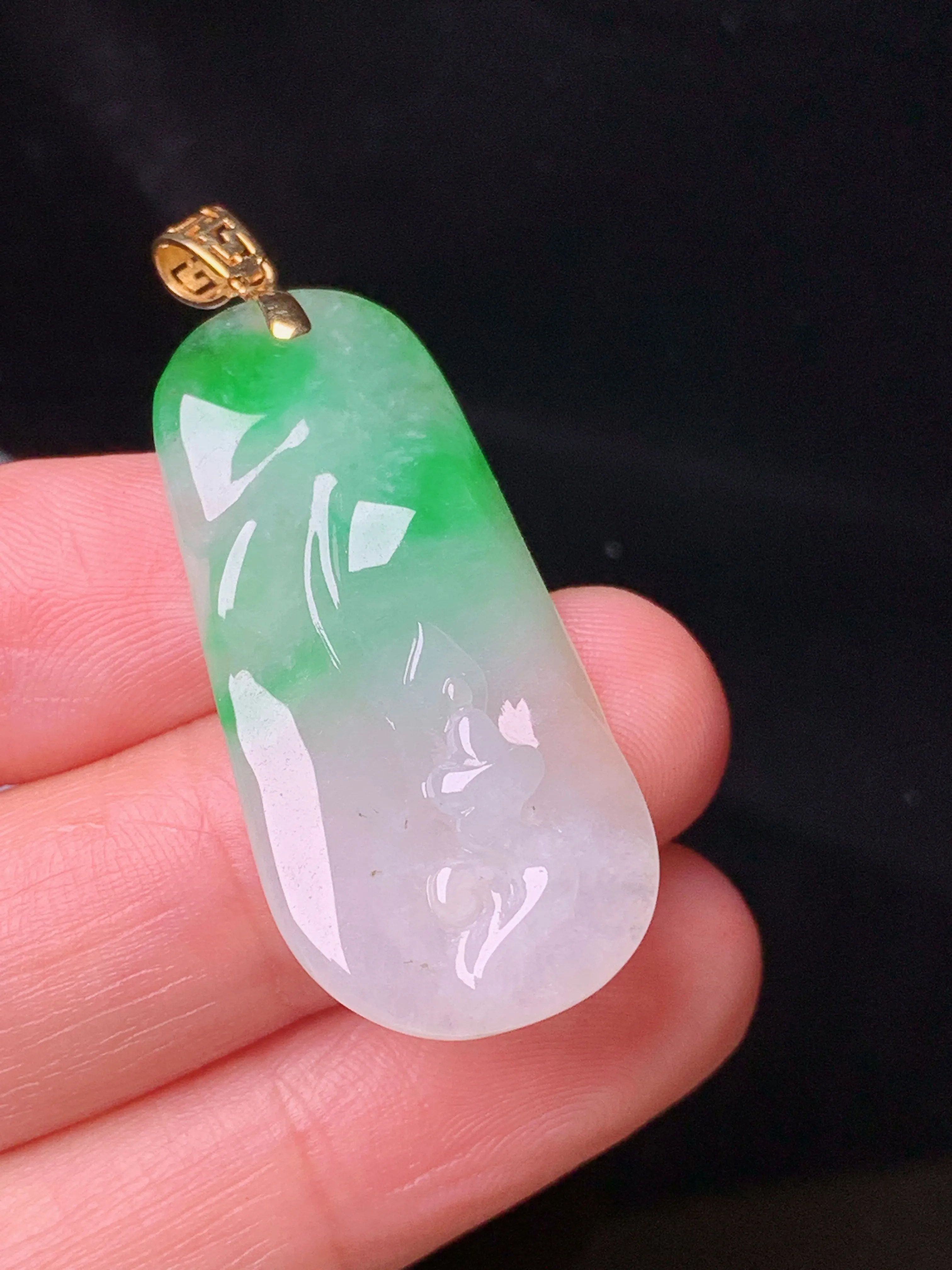 18k金镶嵌悟道吊坠 玉质细腻 色泽艳丽清新 整体尺寸42*16.8*5.8