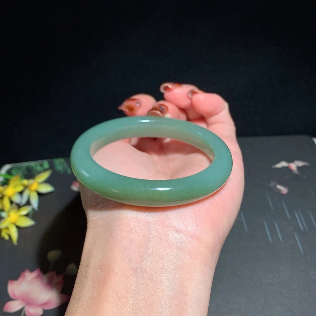 和田玉53圈口且末蓝手镯！玉质细腻油润 底色纯净 无裂无杂 脂粉好，品质高。