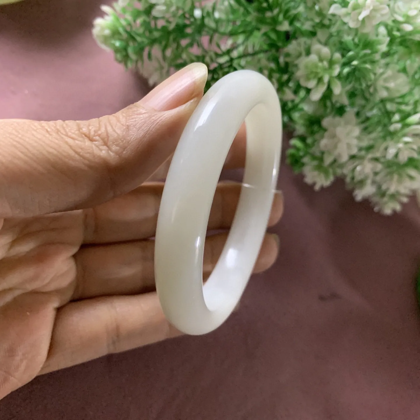 和田玉56圈口俄料羊脂白玉手镯，玉质特细腻油润，高脂粉，高品质，萦绕腕间时，古韵不失时尚，素雅不失品