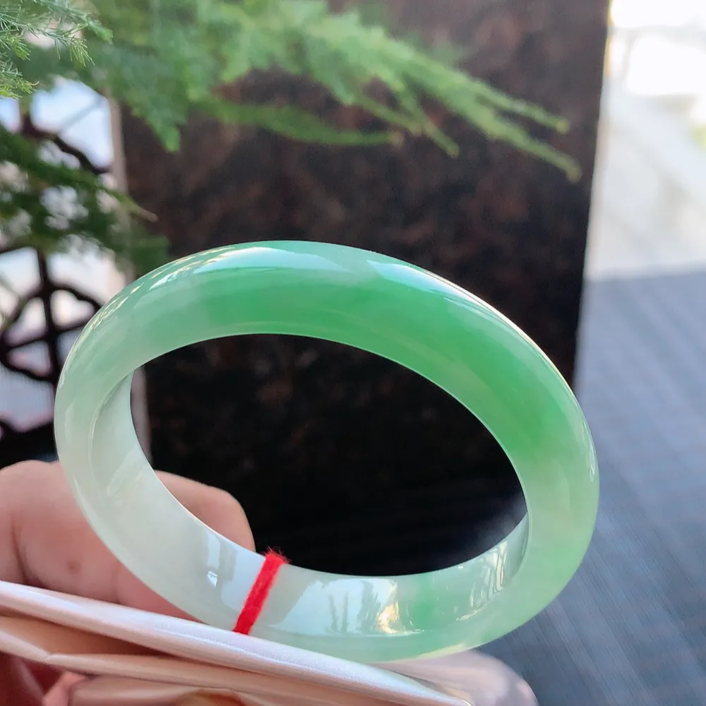 贵妃冰糯阳绿 无瑕 尺寸:55.4/12.1/7.2 色好