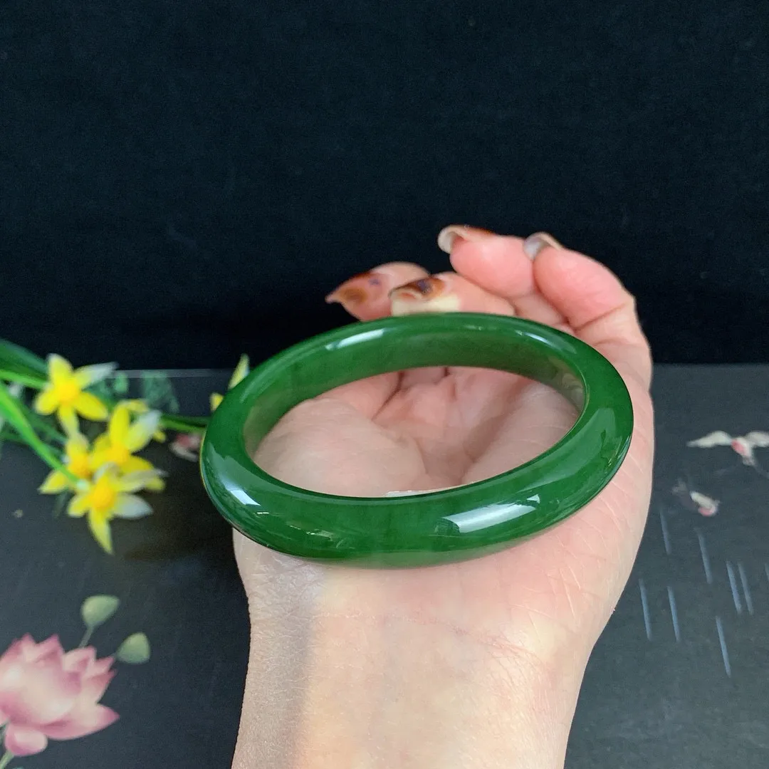 和田玉59圈口菠菜绿碧玉手镯！玉质细腻油润 底色纯净 无裂无杂 脂粉好，品质高