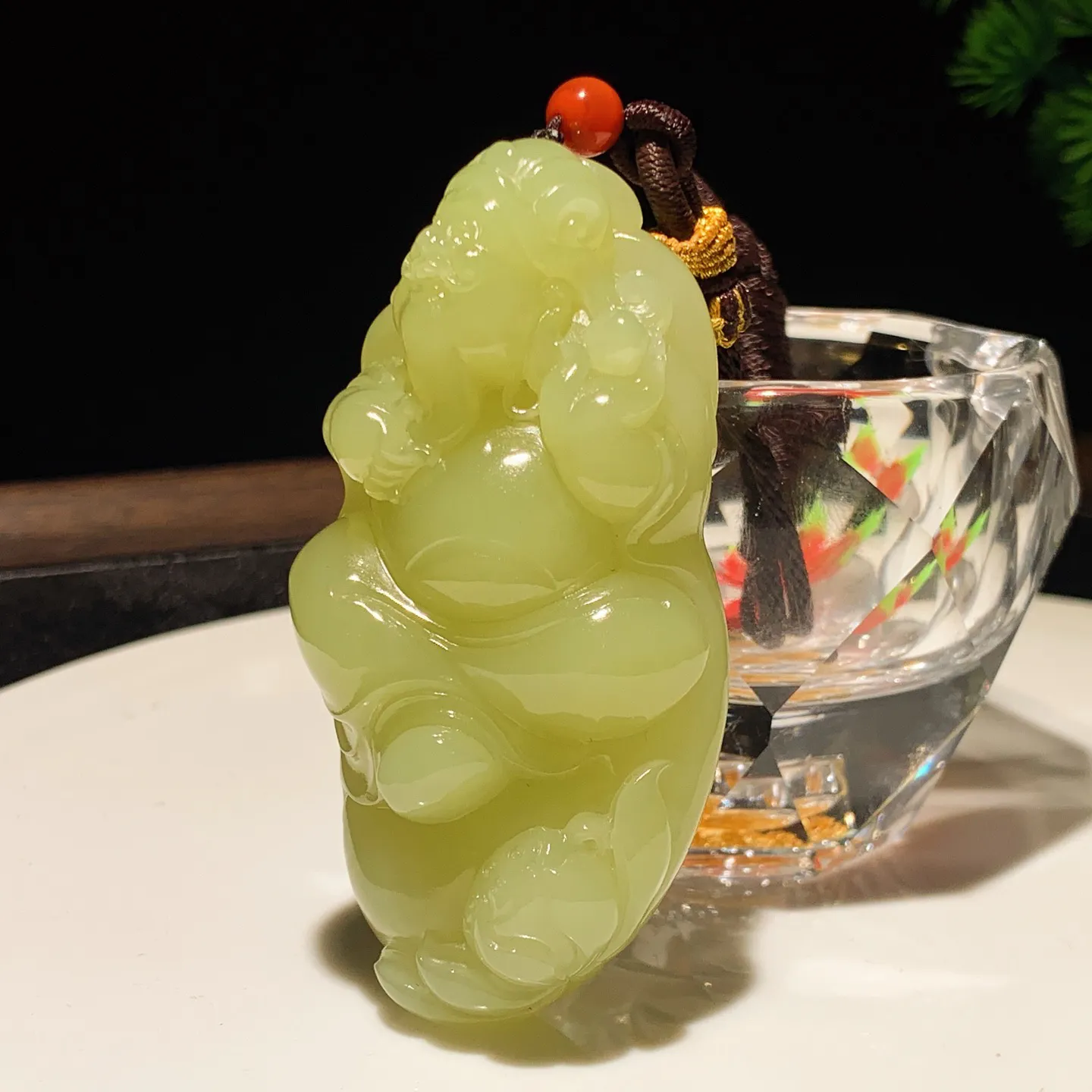 新疆和田玉若羌黄口料财神爷挂件。尺寸70/34/20重76.4克。玉质细腻油润。手推出油。品相大气。