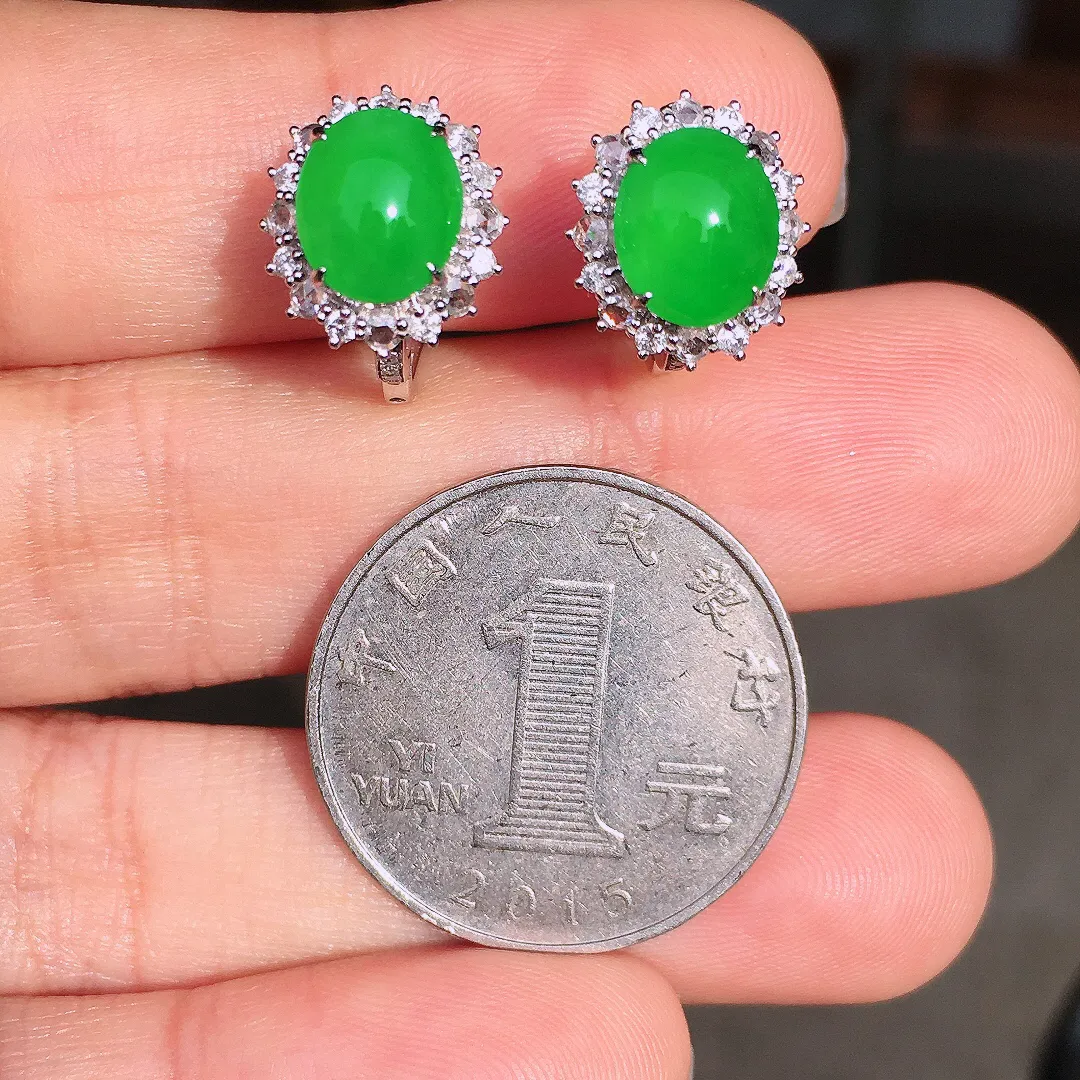 阳绿蛋面耳钉，色泽均匀艳丽，玉质细腻，荧光感超
强，饱满圆润，尽显优雅气质，18k
金豪华镶嵌