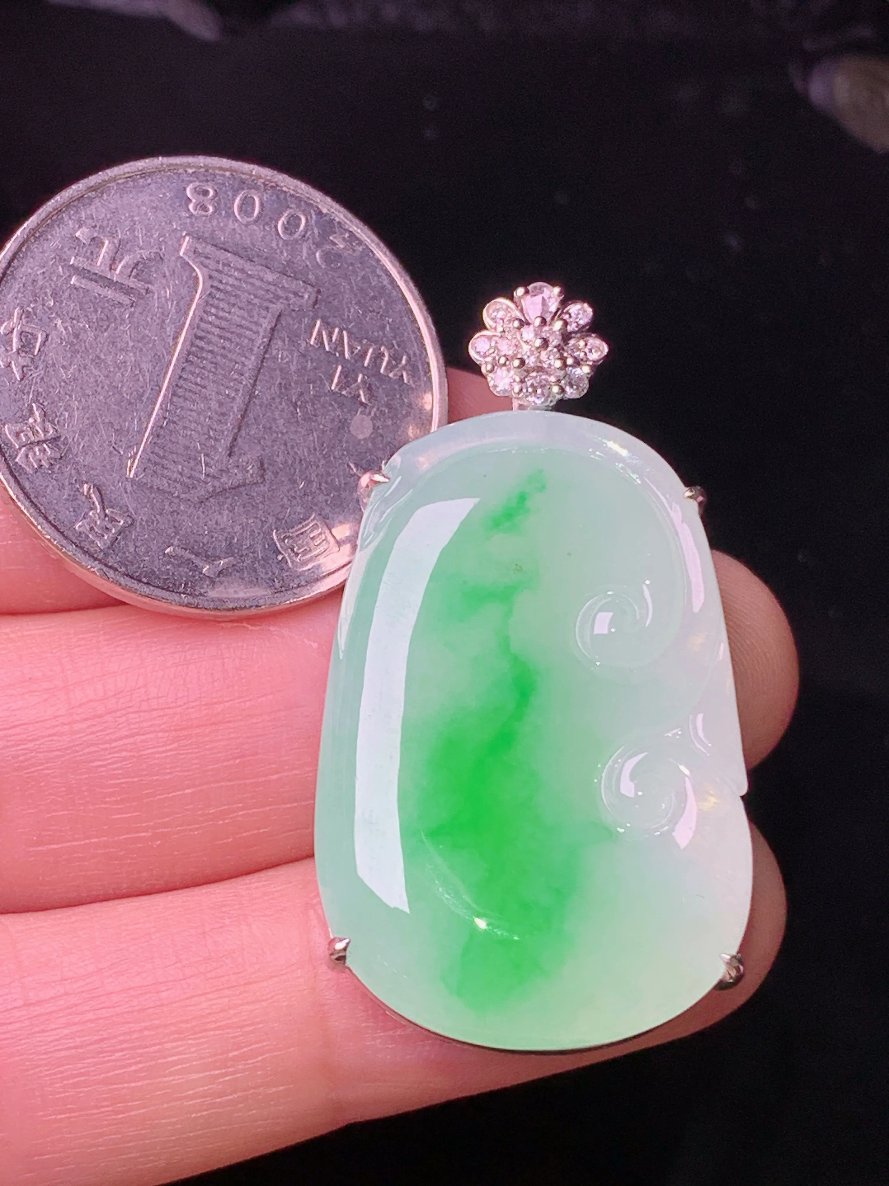 18k金钻镶嵌飘绿如意吊坠 玉质细腻 色泽艳丽清新 整体尺寸38.3*20.7*7.8