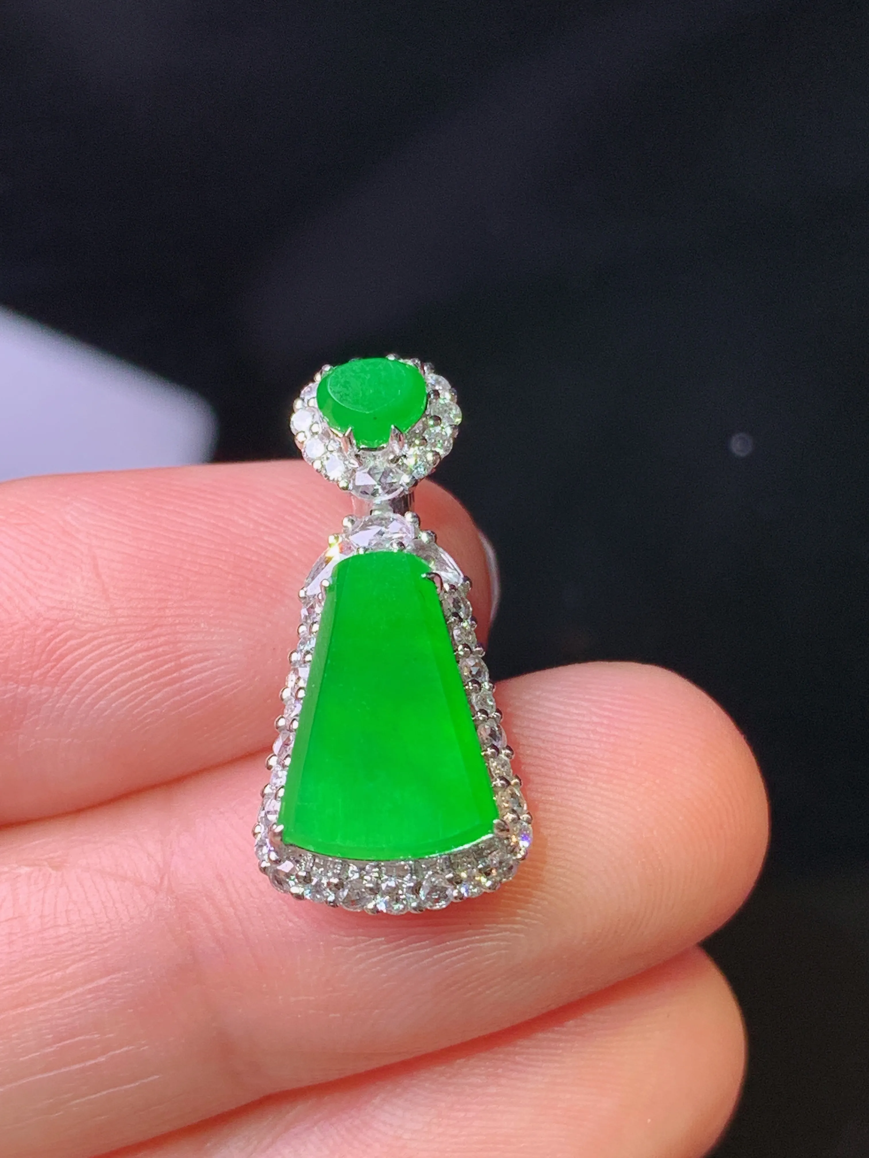 18k金钻镶嵌满绿无事牌吊坠 玉质细腻 色泽艳丽清新 整体尺寸22.8*10.6*7.2