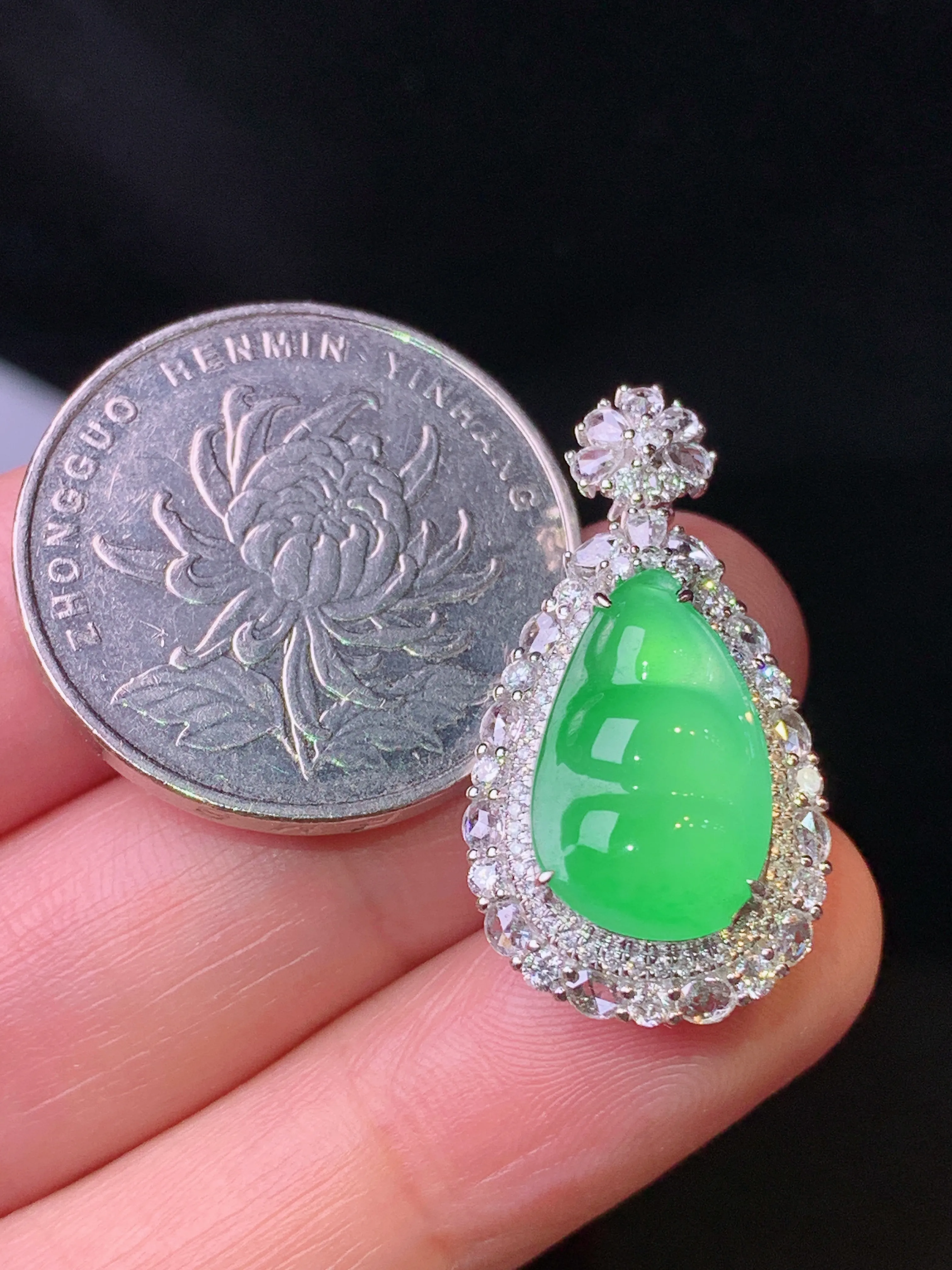 18k金钻镶嵌四季豆吊坠 玉质细腻 色泽艳丽清新 整体尺寸28.2*15*9.2