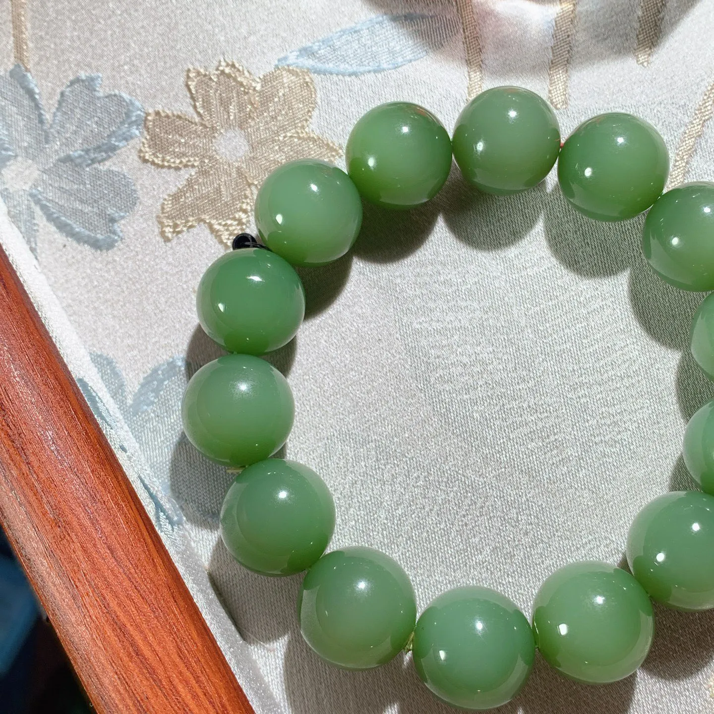 和田玉粉绿俄罗斯猫眼碧玉手串 单颗尺寸15重79克。玉质细腻油润。过灯无裂无杂无结构。手推出油。品相大气。lt251126