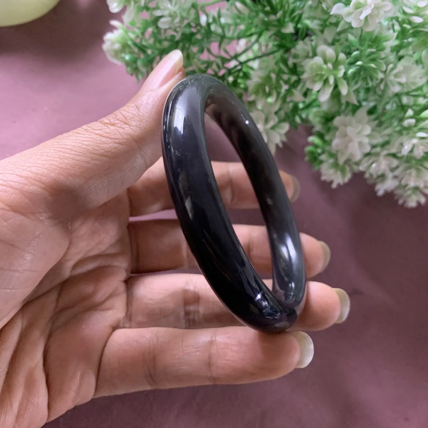 和田玉60圈口紫罗兰手镯，玉质特细腻油润，高脂粉，高品质，萦绕腕间时，古韵不失时尚，素雅不失品味，细腻光滑的触感，使人沉醉，气质高雅。