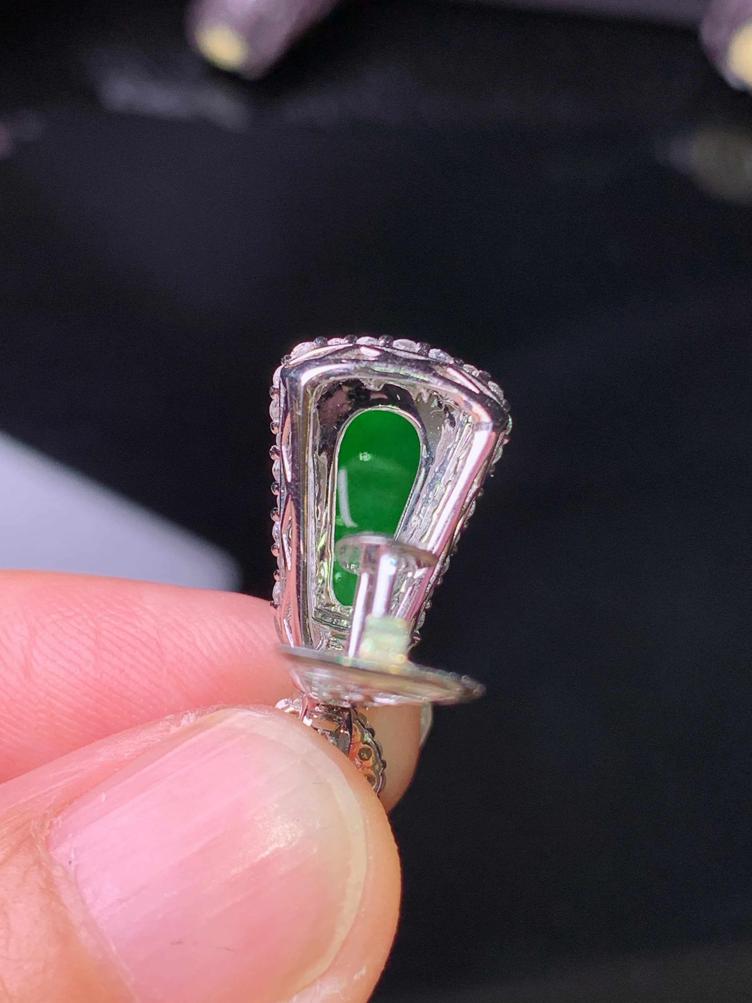 18k金钻镶嵌满绿无事牌吊坠 玉质细腻 色泽艳丽清新 整体尺寸22.8*10.6*7.2