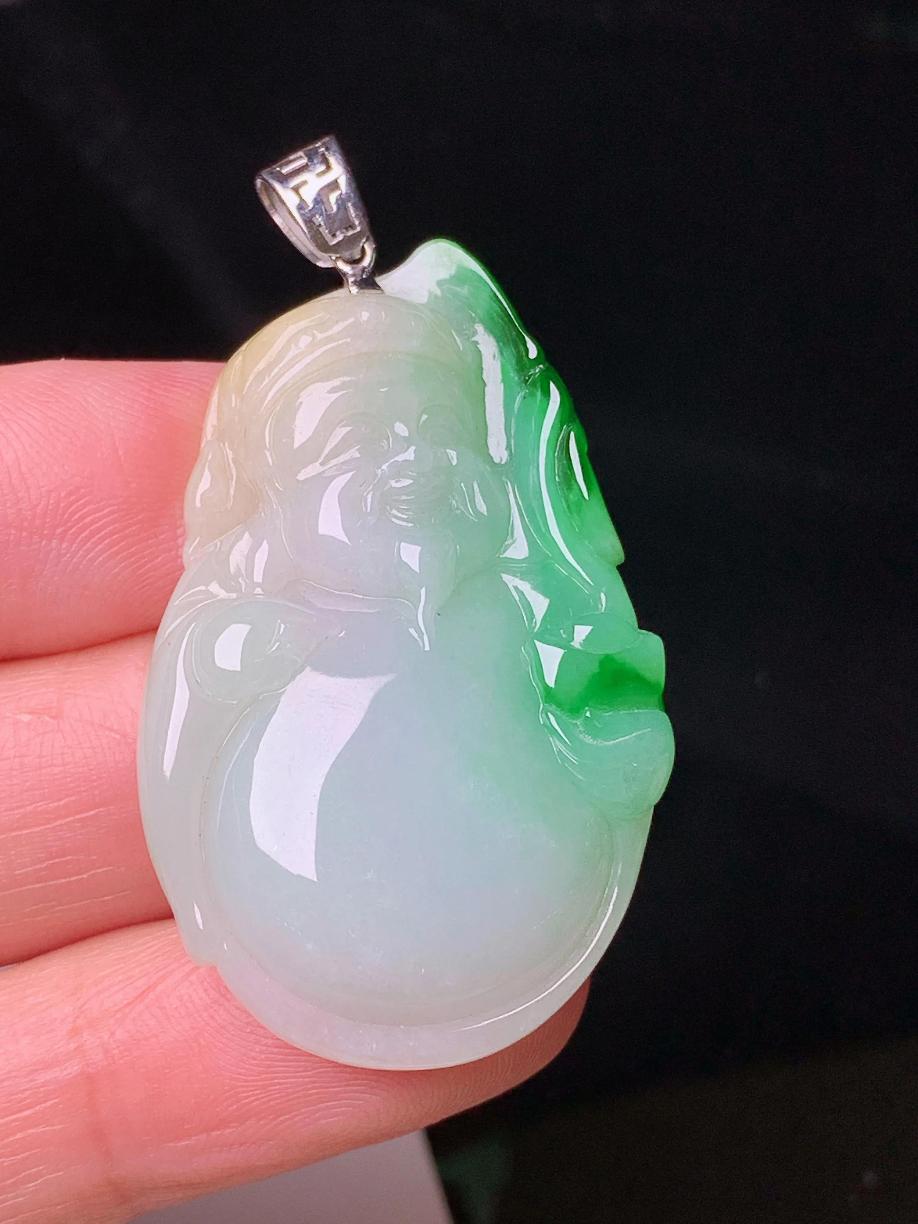 飘黄绿财神吊坠 玉质细腻 色泽艳丽清新 整体尺寸46.5*24.3*5.8