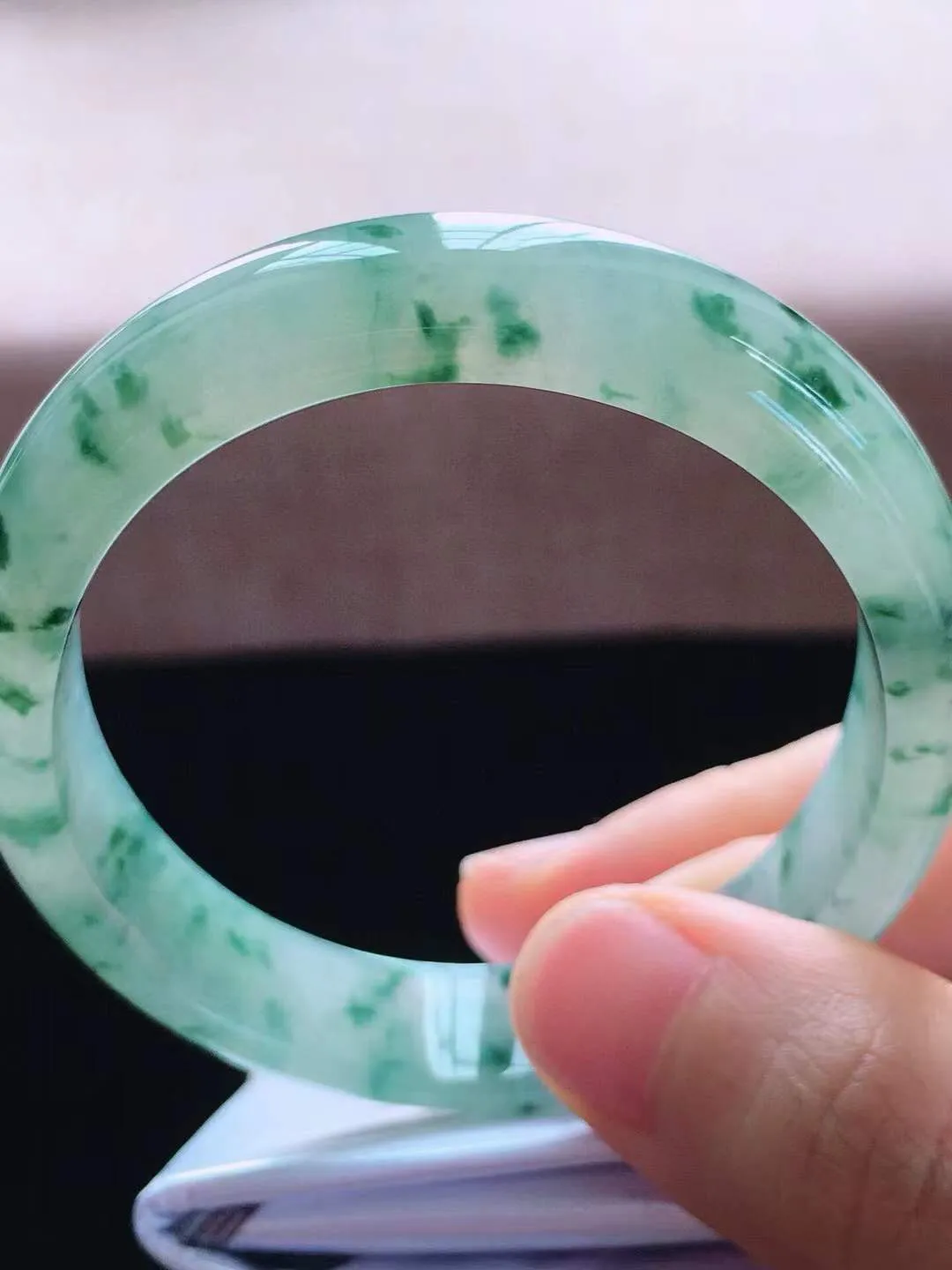 【翡翠名称】冰飘花54.5圈口贵妃翡翠手镯
【翡翠尺寸】54.5*47*11*6.2mm适合52-5