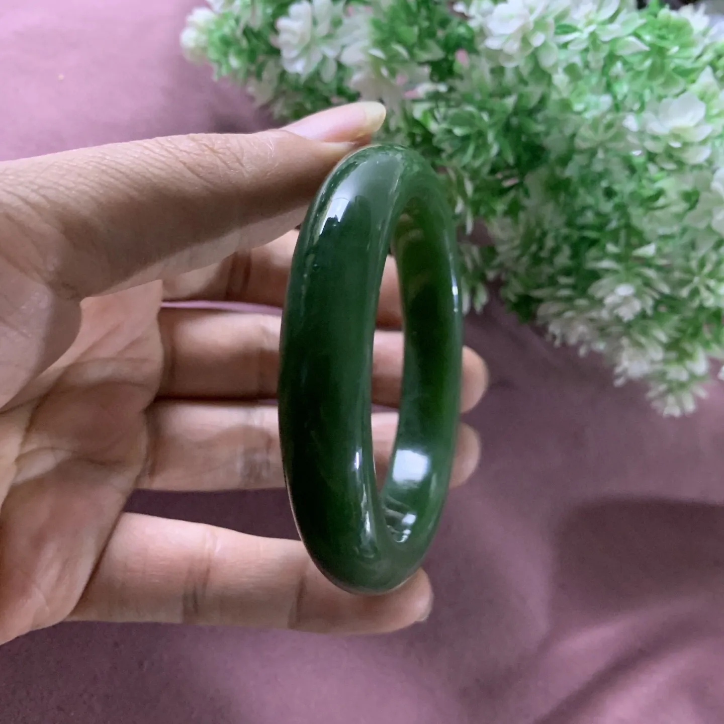 和田玉碧玉55.8圈口菠菜绿手镯！玉质细腻油润 底色纯净 无裂无杂 脂粉好，品质好