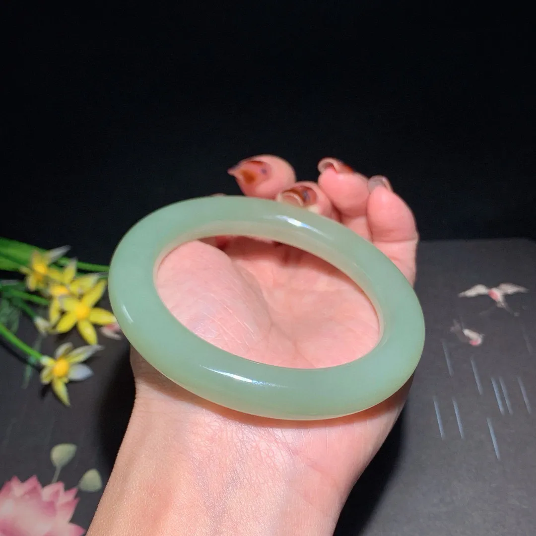 和田玉58圈晴水色肥圆条手镯！圈口58宽11.3玉质细腻油润 底色纯净  无裂无杂 脂粉好，品质高