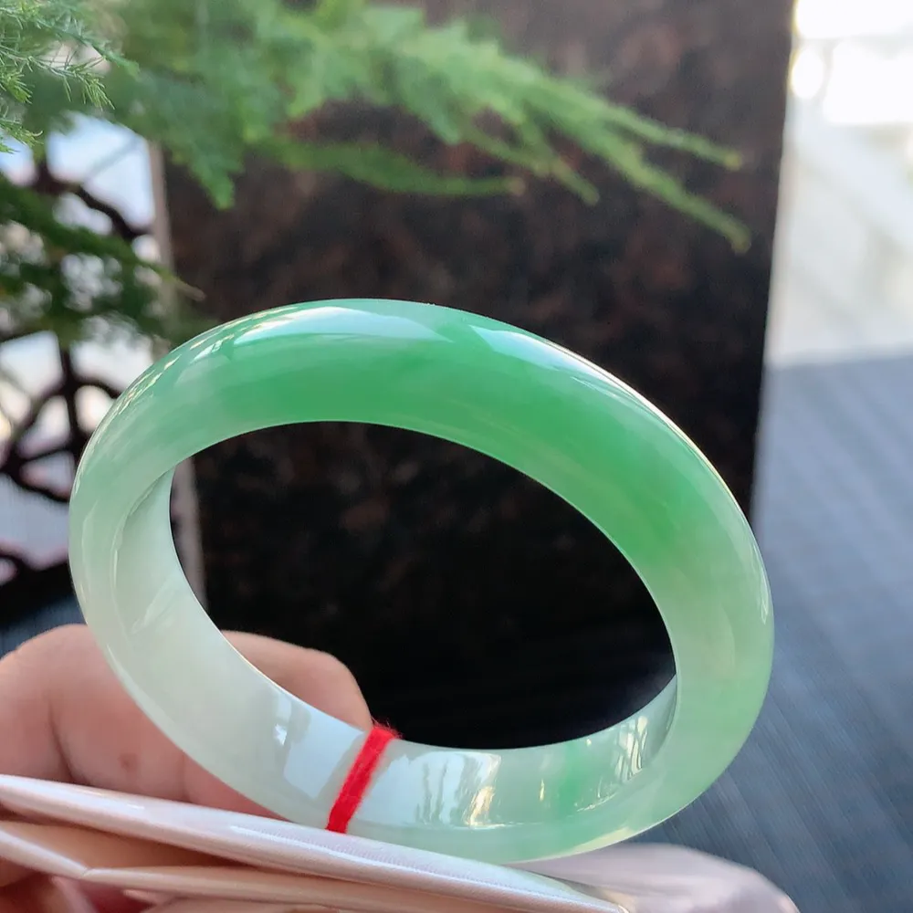 贵妃冰糯阳绿 无瑕 尺寸:55.4/12.1/7.2 色好