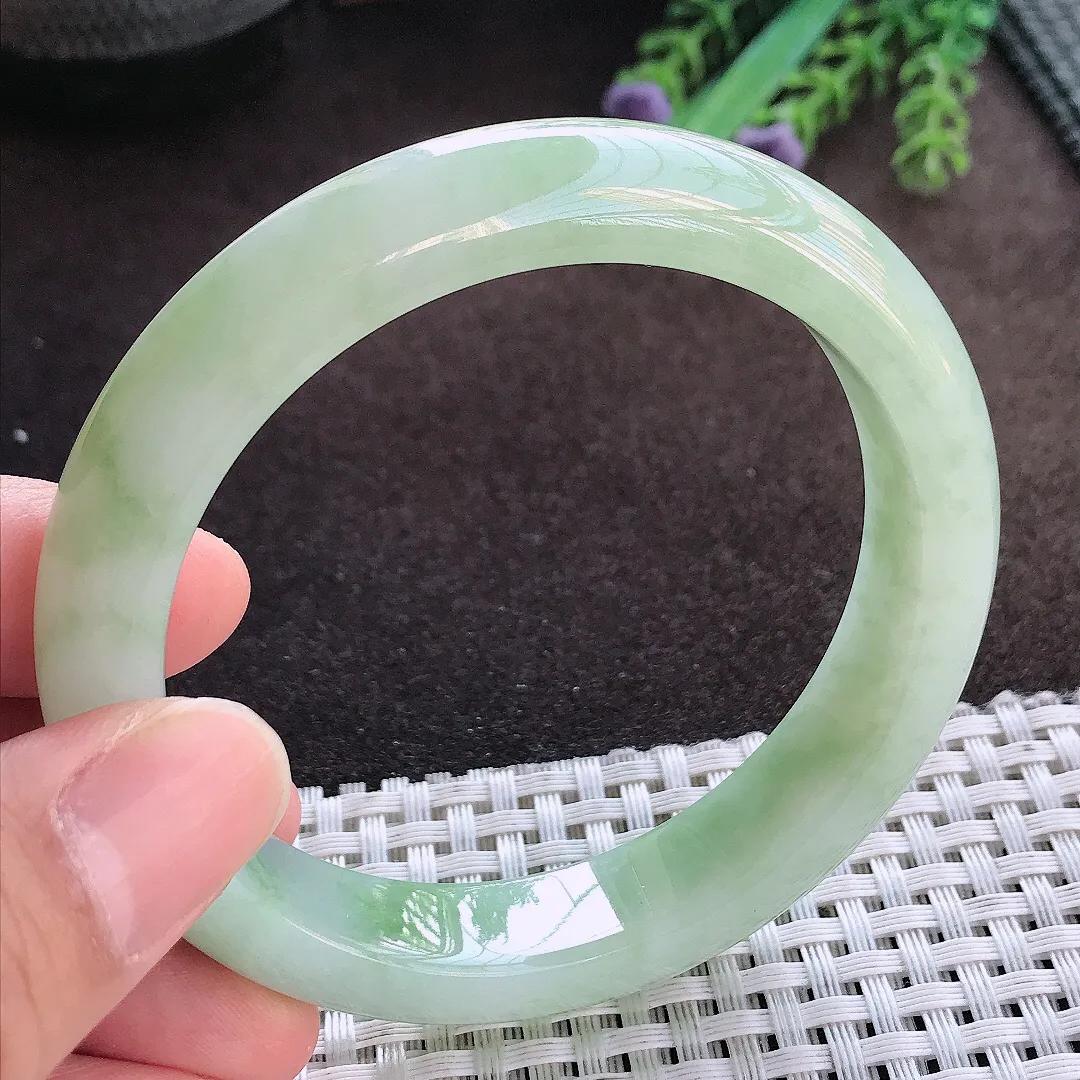 天然A货翡翠58/12.2/8.5老坑精美冰润飘绿手镯宽边玉手镯