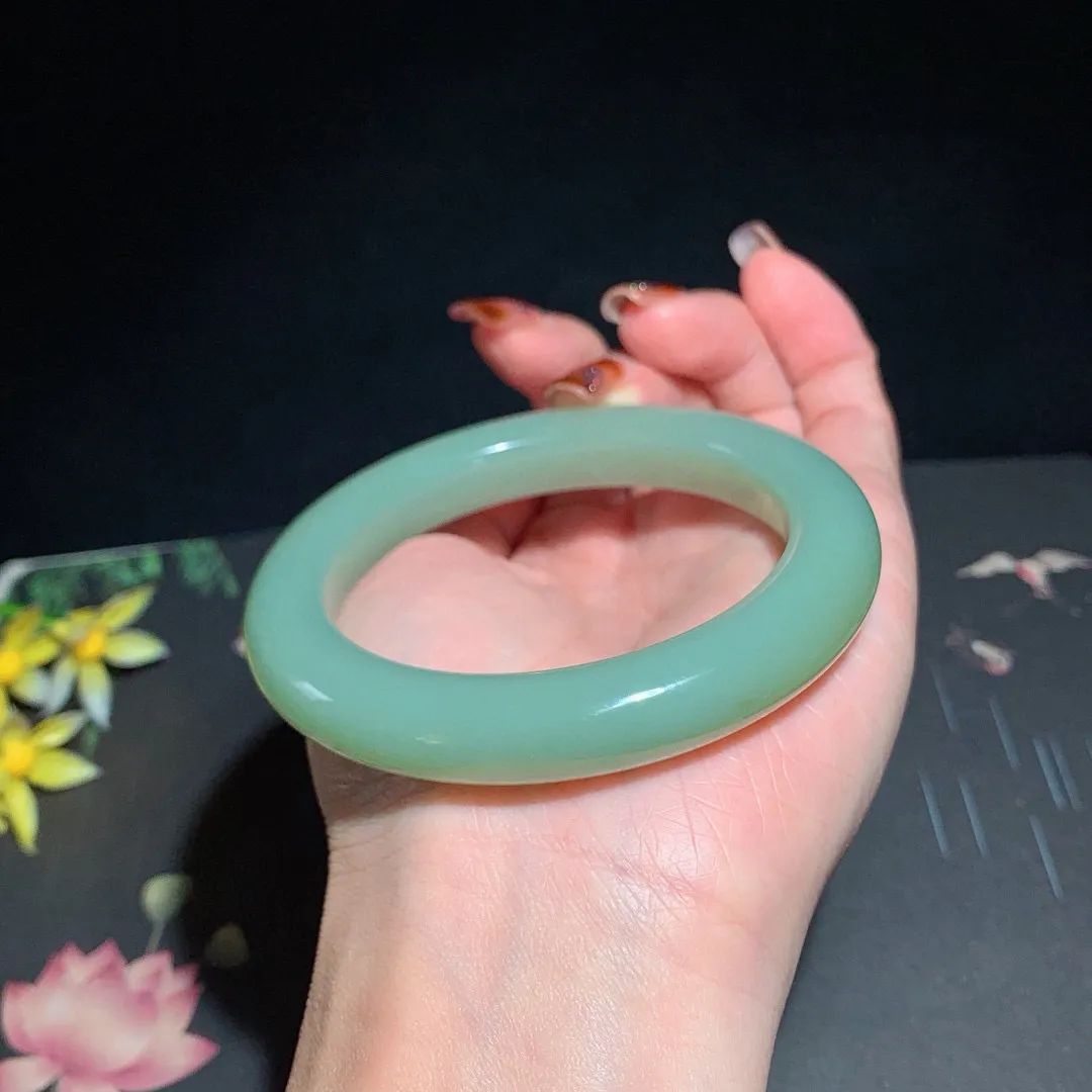 和田玉57圈口且末蓝手镯！玉质细腻油润 底色纯净 无裂无杂 脂粉好，品质高。