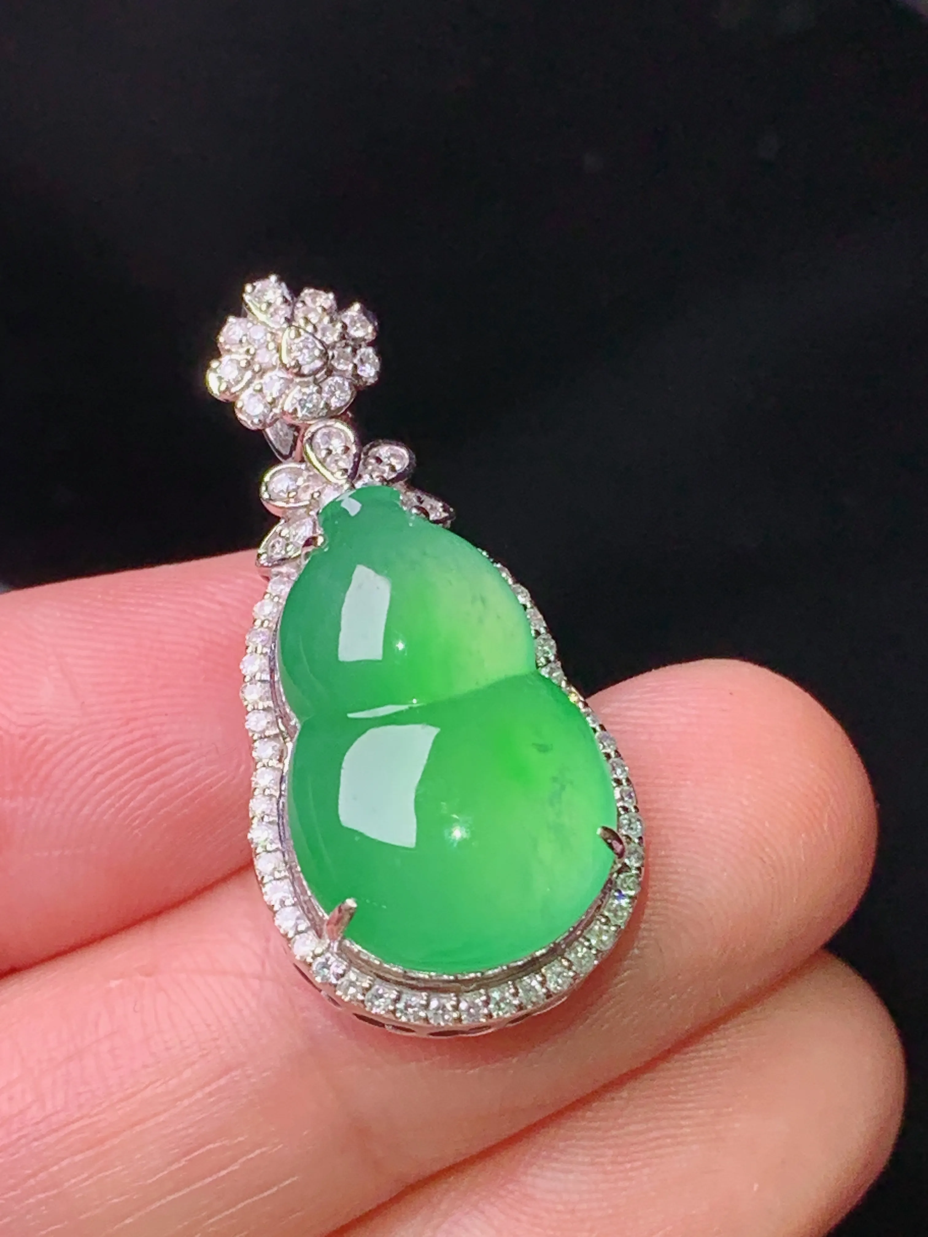 18k金钻镶嵌翠绿葫芦吊坠 玉质细腻 色泽艳丽清新 整体尺寸30.3*14.2*9.5
