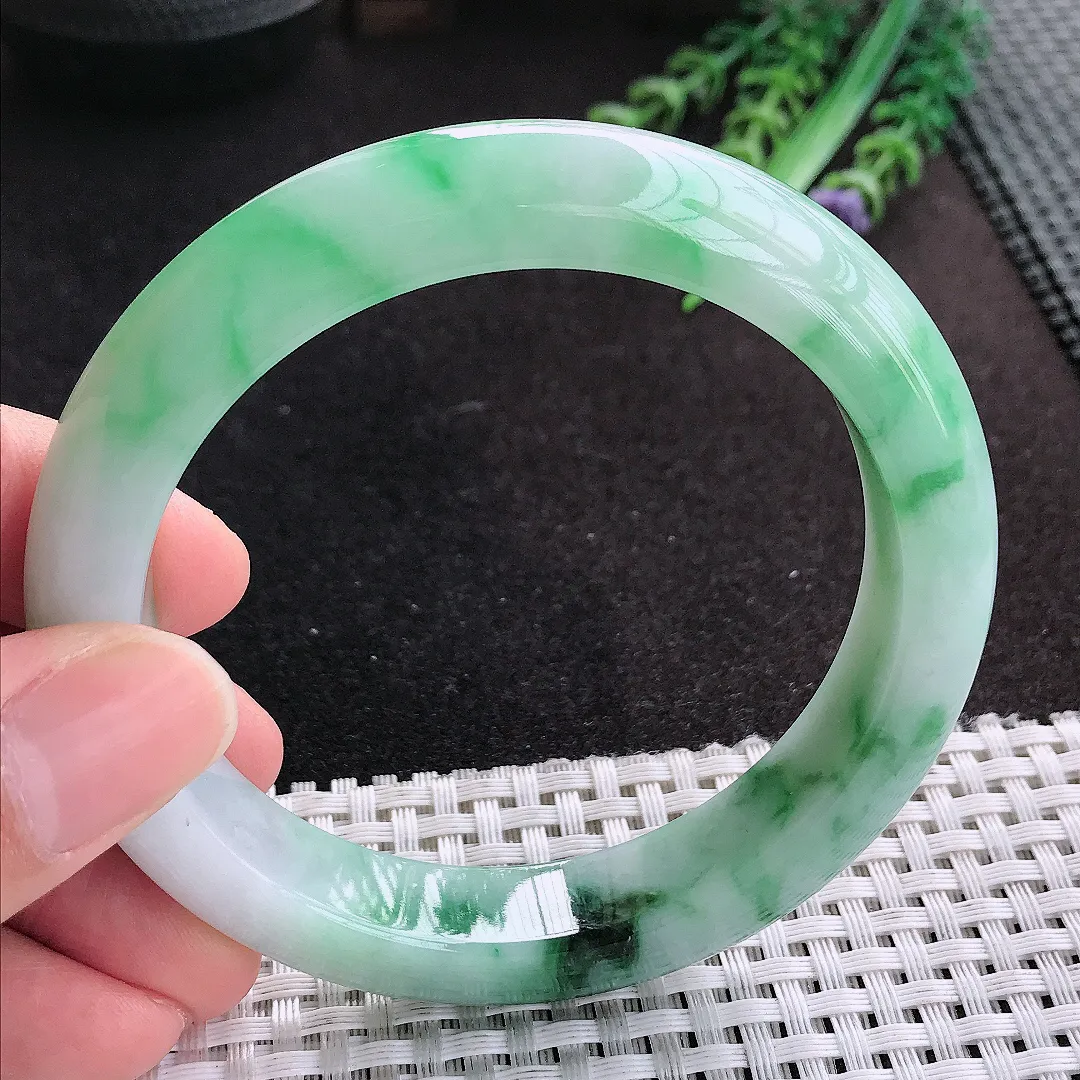 天然A货翡翠60.5/12.6/9.4老坑精美温润飘绿手镯大圈口宽边玉手镯